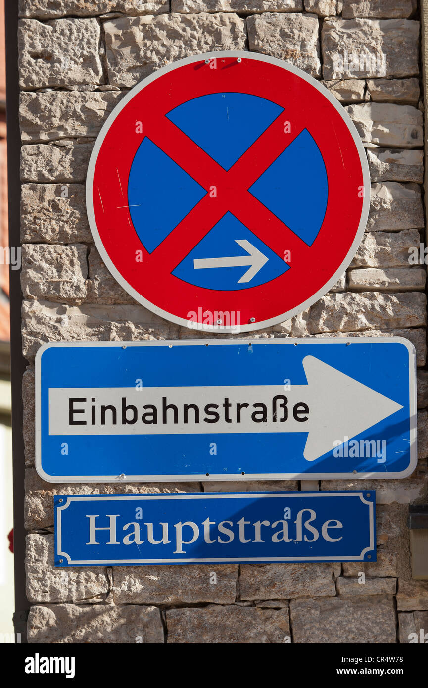 Nessun segno di arresto, un modo segno, Hauptstrasse cartello stradale, Volkach, bassa Franconia, Franconia, Germania, Europa Foto Stock
