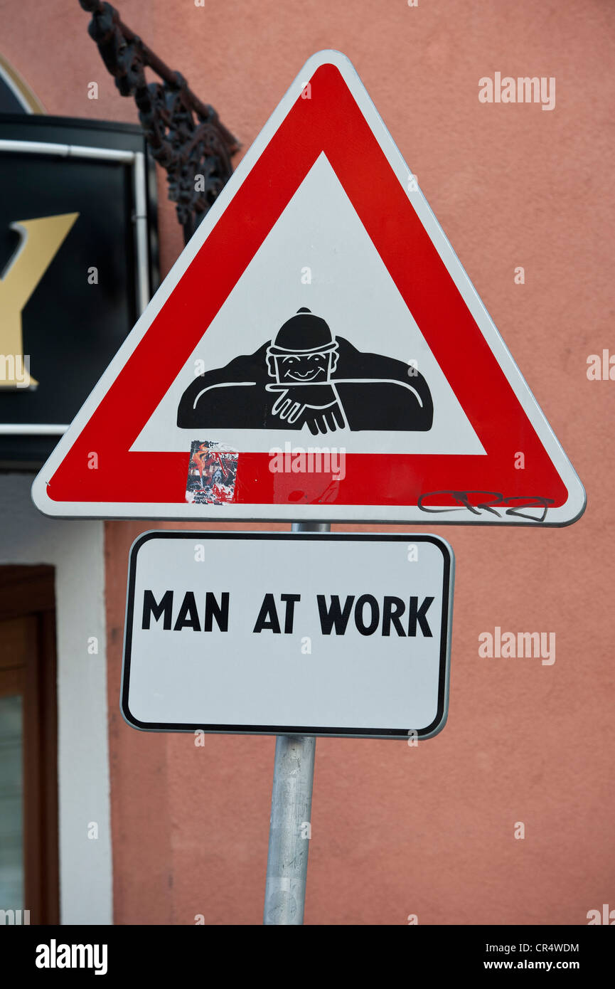 Uomo al lavoro, modificato strada segno, Bratislava, Slovacchia, Europa Foto Stock