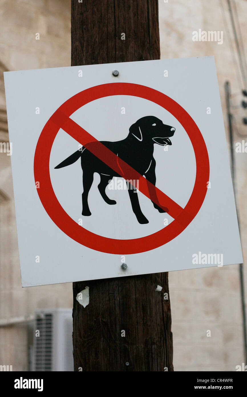 Un segno attaccato ad un polo indica i cani non sono ammessi Foto Stock