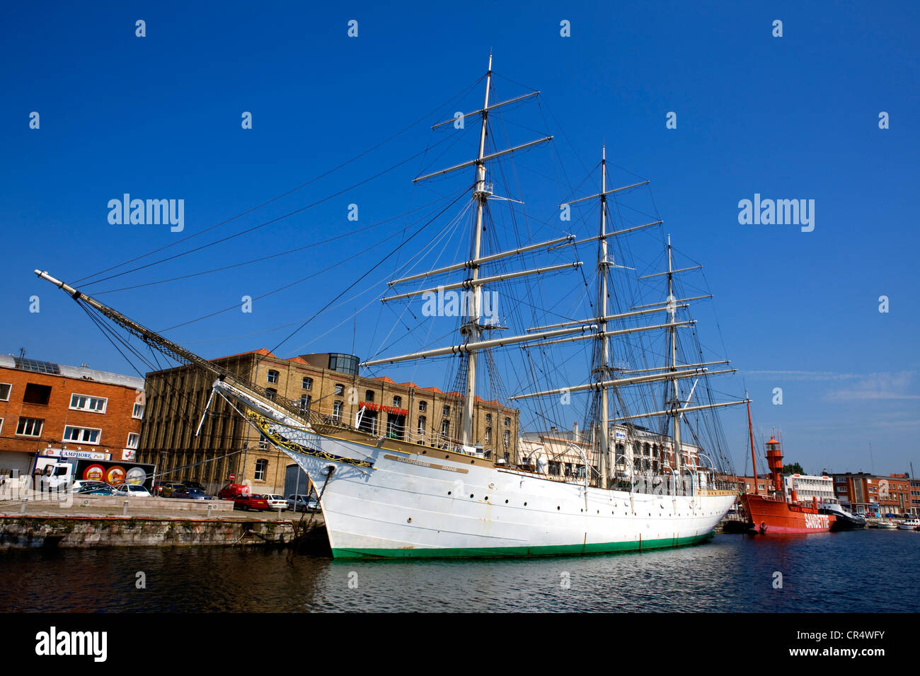 Francia, Nord, Dunkerque, museo marittimo, riggati nave Duchesse Anne in primo piano e il faro di barca in piscina a galla Foto Stock