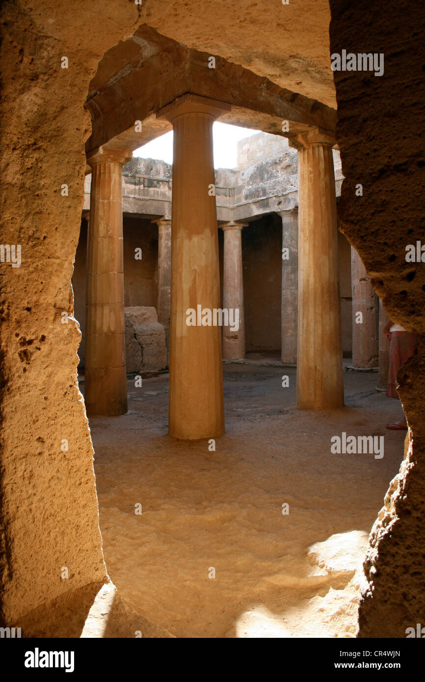 Sole illumina le colonne presso la Tomba dei Re a Paphos, Cipro Foto Stock