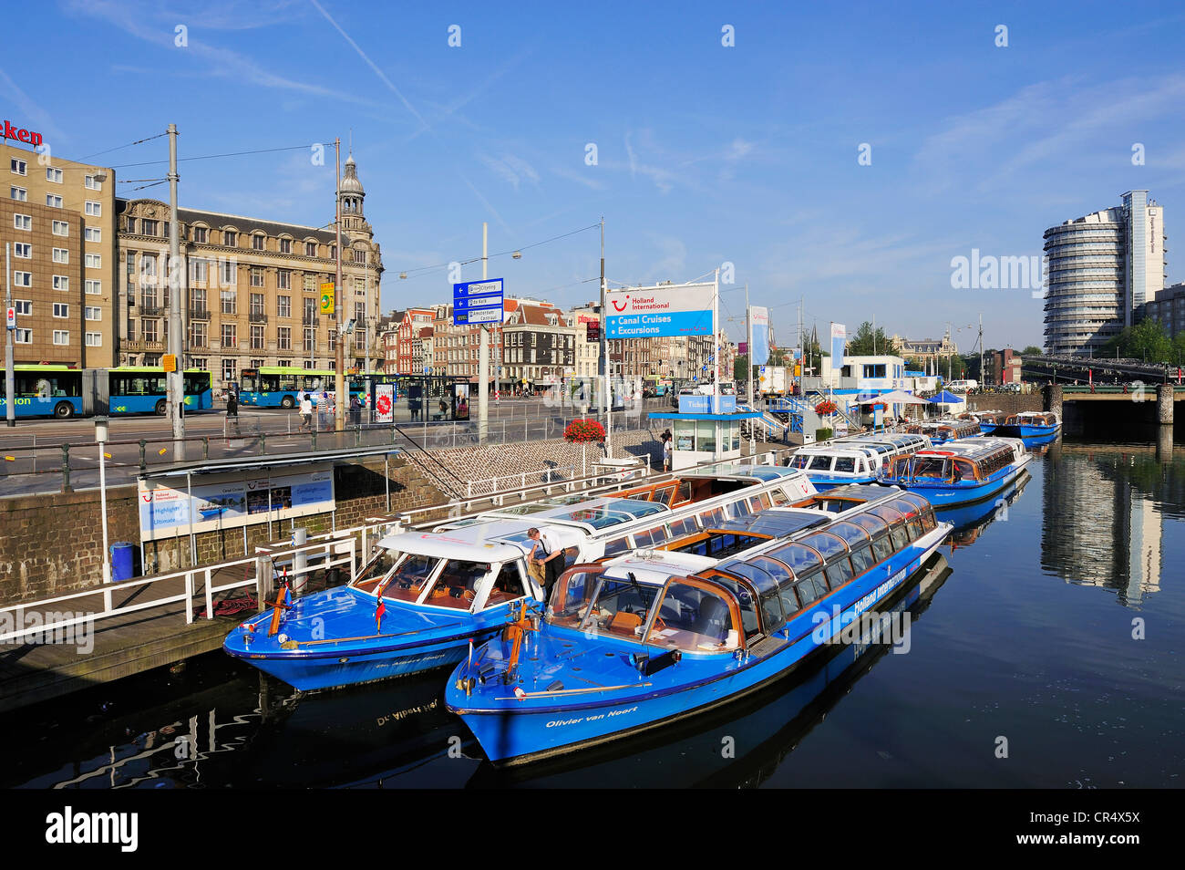 Paesi Bassi, Amsterdam Centraal Station District, porto del fiume barche per escursioni Foto Stock Paesi Bassi, Amsterdam Centraal Station District, porto del fiume barche per escursioni Foto Stock