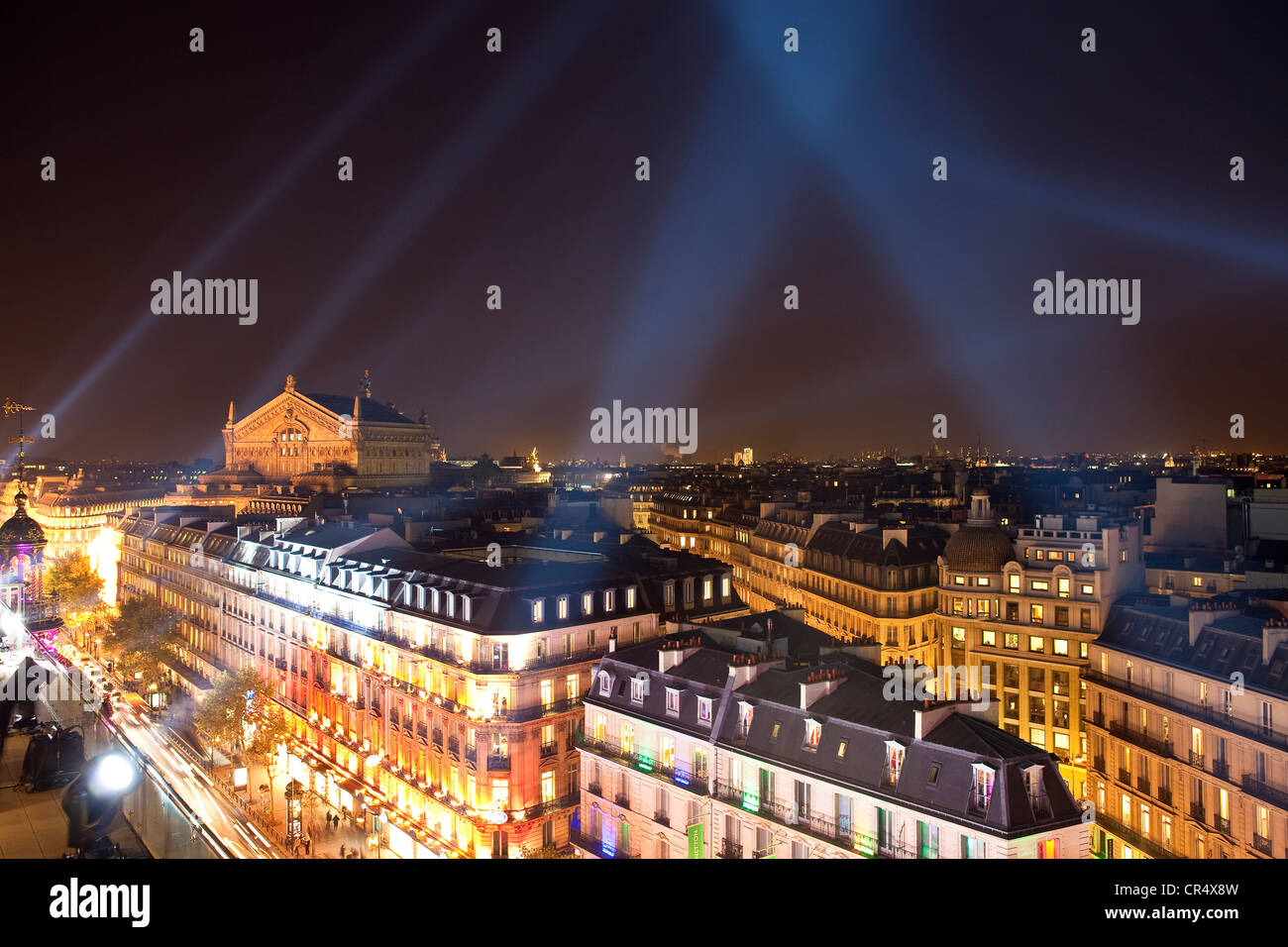 Francia, Parigi, Boulevard Haussman a Natale con la Garnier Opera in background Foto Stock