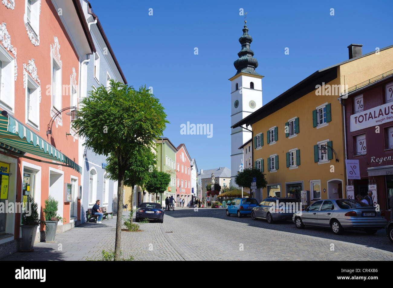 Il centro della città e la chiesa parrocchiale di Fundres, conducendo, Alta Baviera, Baviera, Germania, Europa Foto Stock