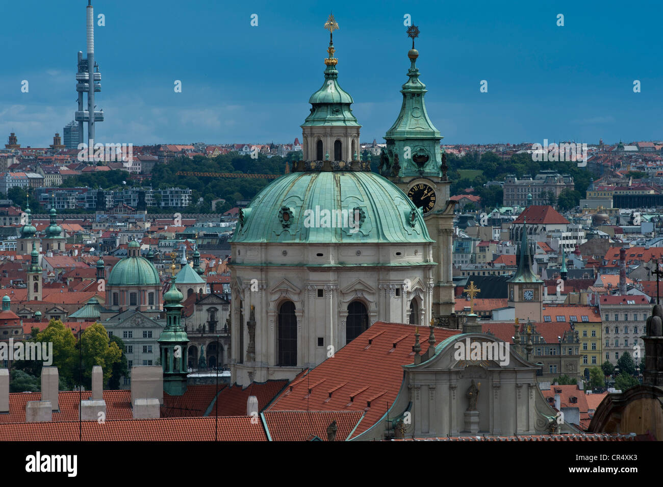 Vista di Praga e la Cattedrale di San Nicola, Boemia, Repubblica Ceca, Europa Foto Stock