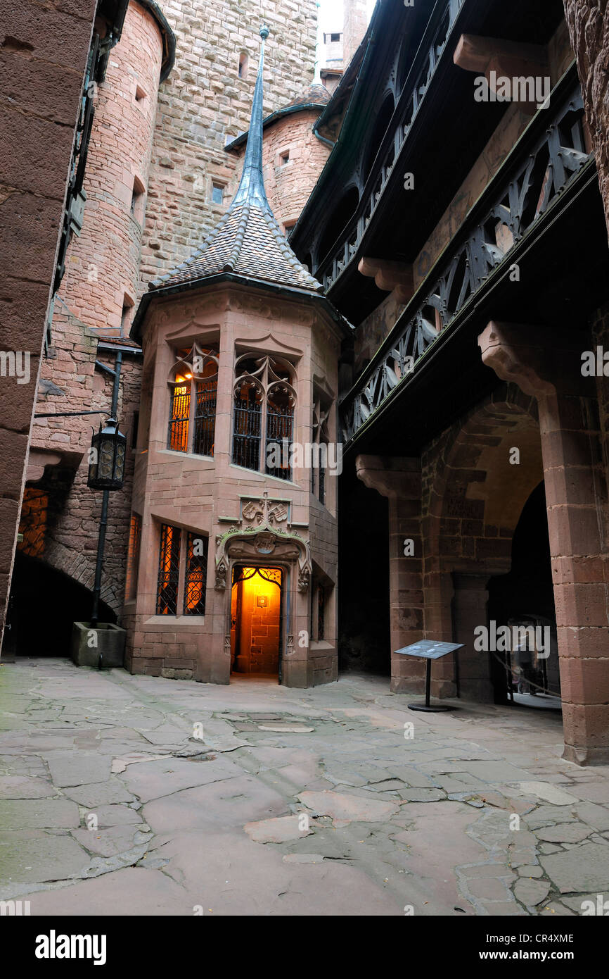 Francia, Bas Rhin, Orschwiller, Alsazia strada del vino, Haut Koenigsbourg Castello, scale esagonale Foto Stock