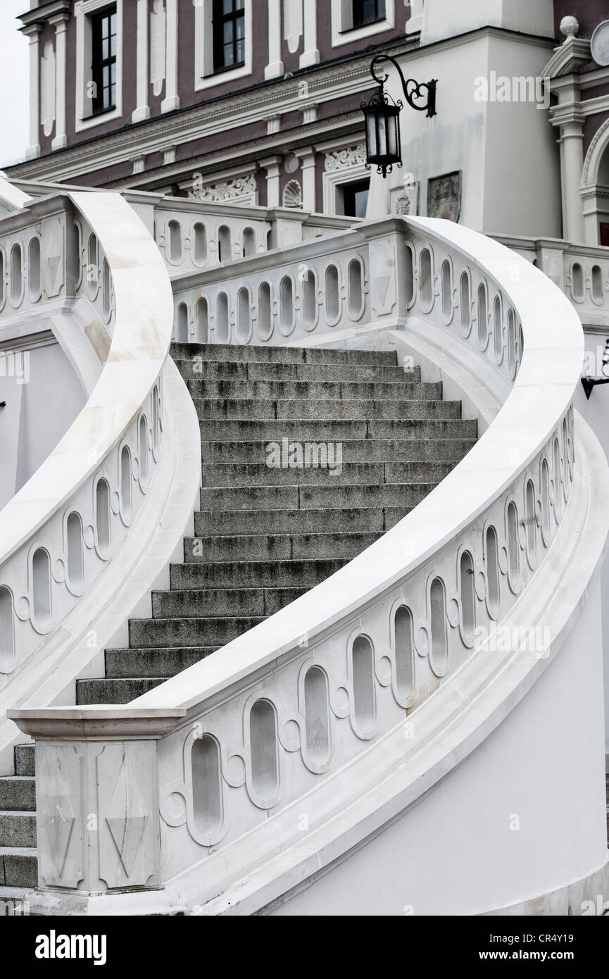 Le scale che portano al municipio, Rynek, Zamosc, provincia di Lublin, Polonia Foto Stock