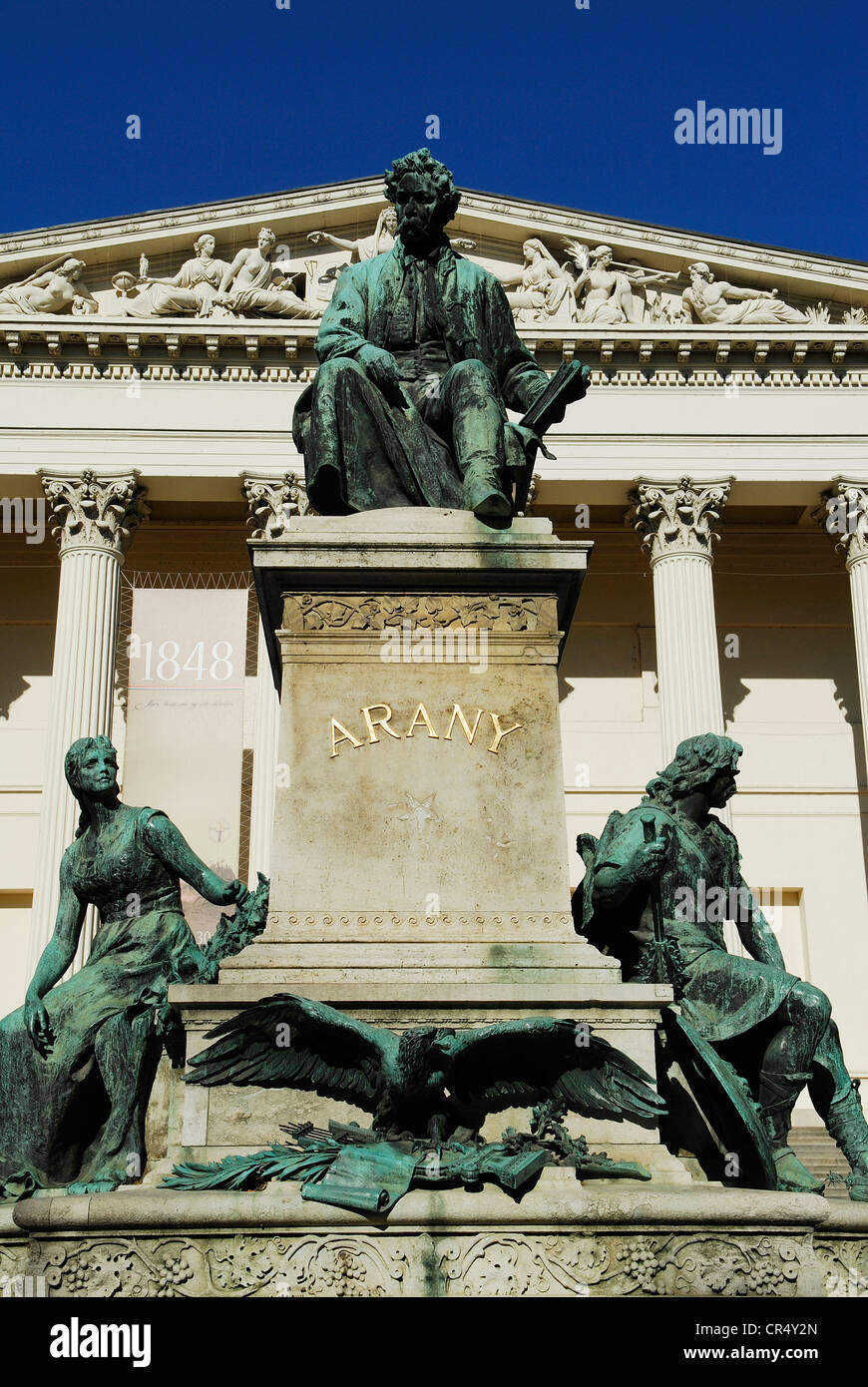Ungheria, Budapest, patrimonio mondiale dell UNESCO, Museo Nazionale di Ungheria (Magyar Nemzeti Muzeum), statua da Arany János, famosa Foto Stock