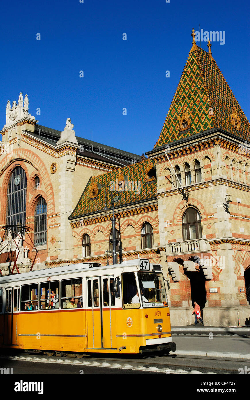Ungheria, Budapest, patrimonio mondiale dell UNESCO, tram nel mercato centrale (Nagy Vasarcsarnok) concepito da Gustave Eiffel, Vamhaz Foto Stock