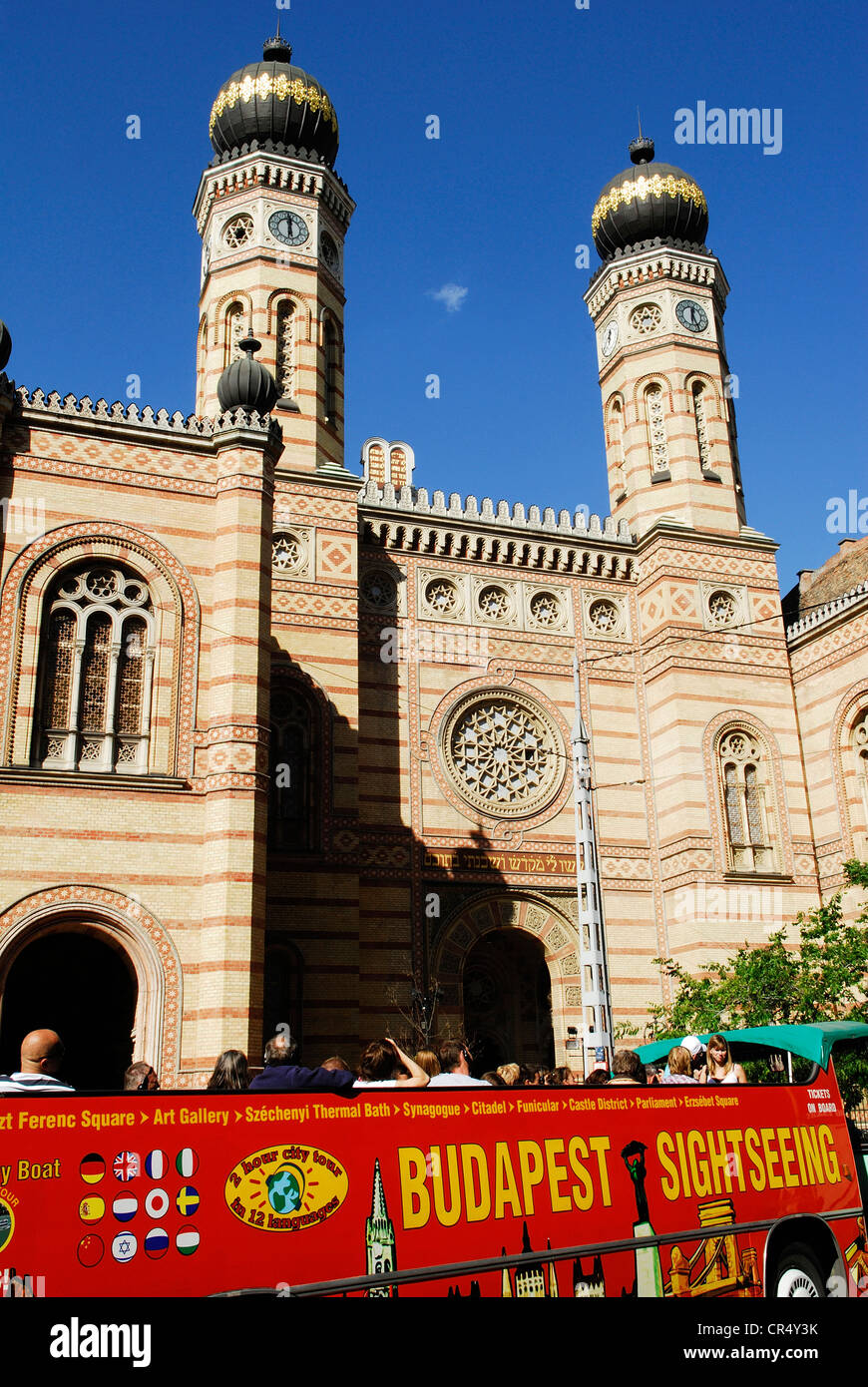 Ungheria, Budapest, patrimonio mondiale dell UNESCO, autobus turistico di fronte alla grande sinagoga o Sinagoga Dohány, Dohány Street Foto Stock