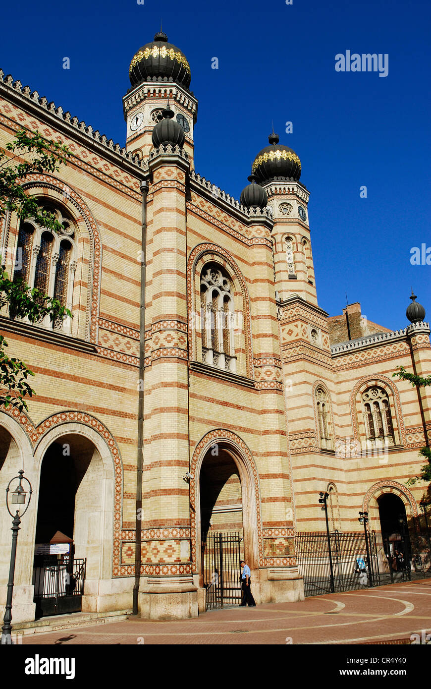 Ungheria, Budapest, patrimonio mondiale dell UNESCO, autobus turistico di fronte alla grande sinagoga o Sinagoga Dohány, Dohány Street, costruito Foto Stock
