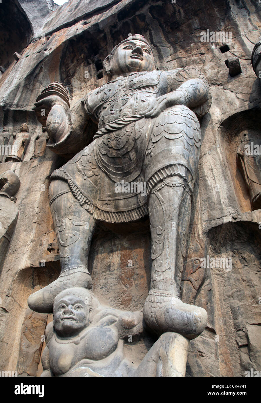 Si tratta di una foto di una statua creata nella roccia di una valle in Cina: Le Grotte di Longmen. Le Grotte di Longmen sono nella Provincia di Henan Foto Stock