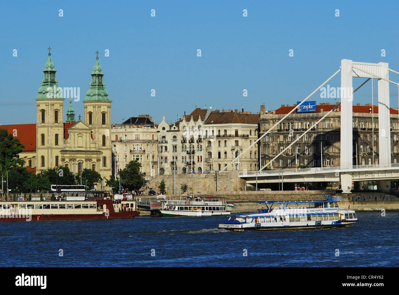Ungheria, Budapest, Patrimonio Mondiale dell'UNESCO, il fiume Danubio, il ponte Elisabetta (Erzsébet híd) e la chiesa parrocchiale nella città Foto Stock