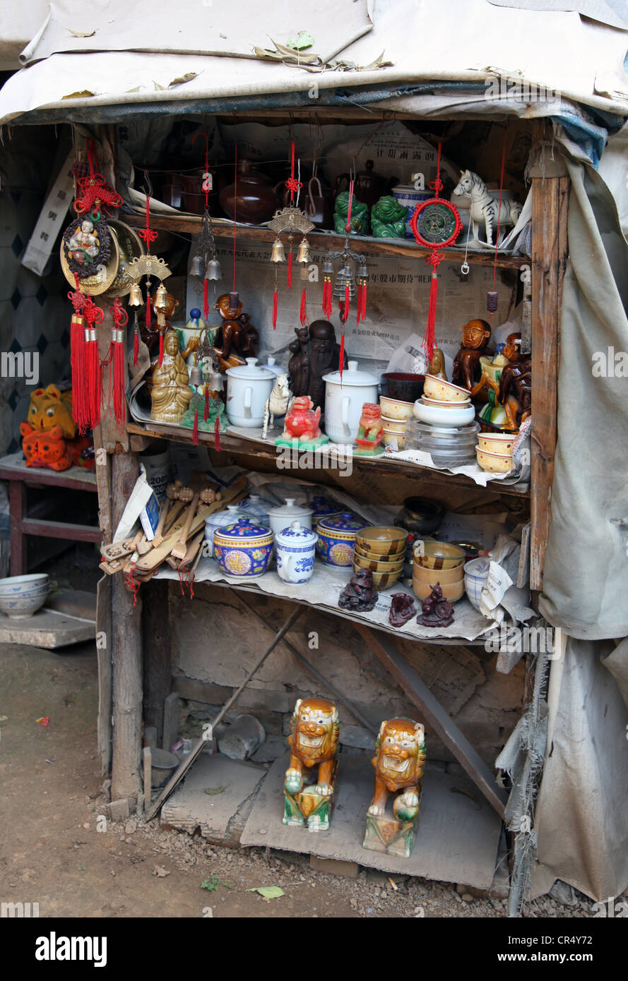 Si tratta di una foto di un piccolo negozio di strada in Cina dove è possibile dalle campane, souvenirs statue, giada, e molti altri regalini cinese Foto Stock