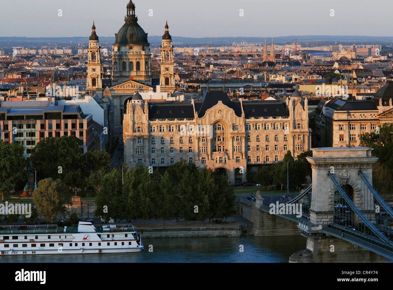 Ungheria, Budapest, Patrimonio Mondiale dell'UNESCO, il Danubio, il ponte della catena (Szechenyi lanchid) e il Gresham Palace, art nouveau Foto Stock