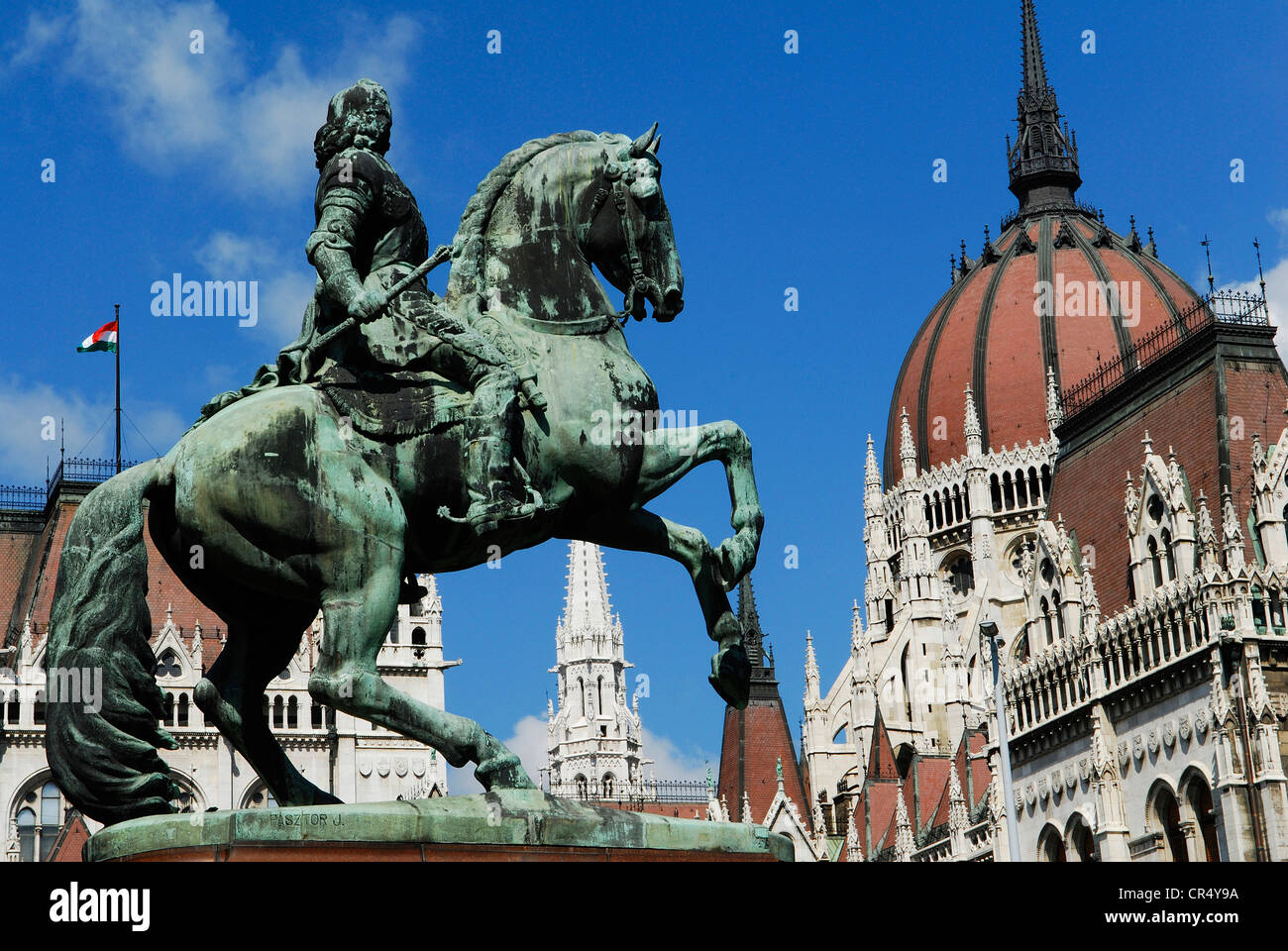 Ungheria, Budapest, patrimonio mondiale dell UNESCO, statua di Ferenc Rakoczi II situato sulla via Kossuth ter quadrato in fornt del parlamento Foto Stock