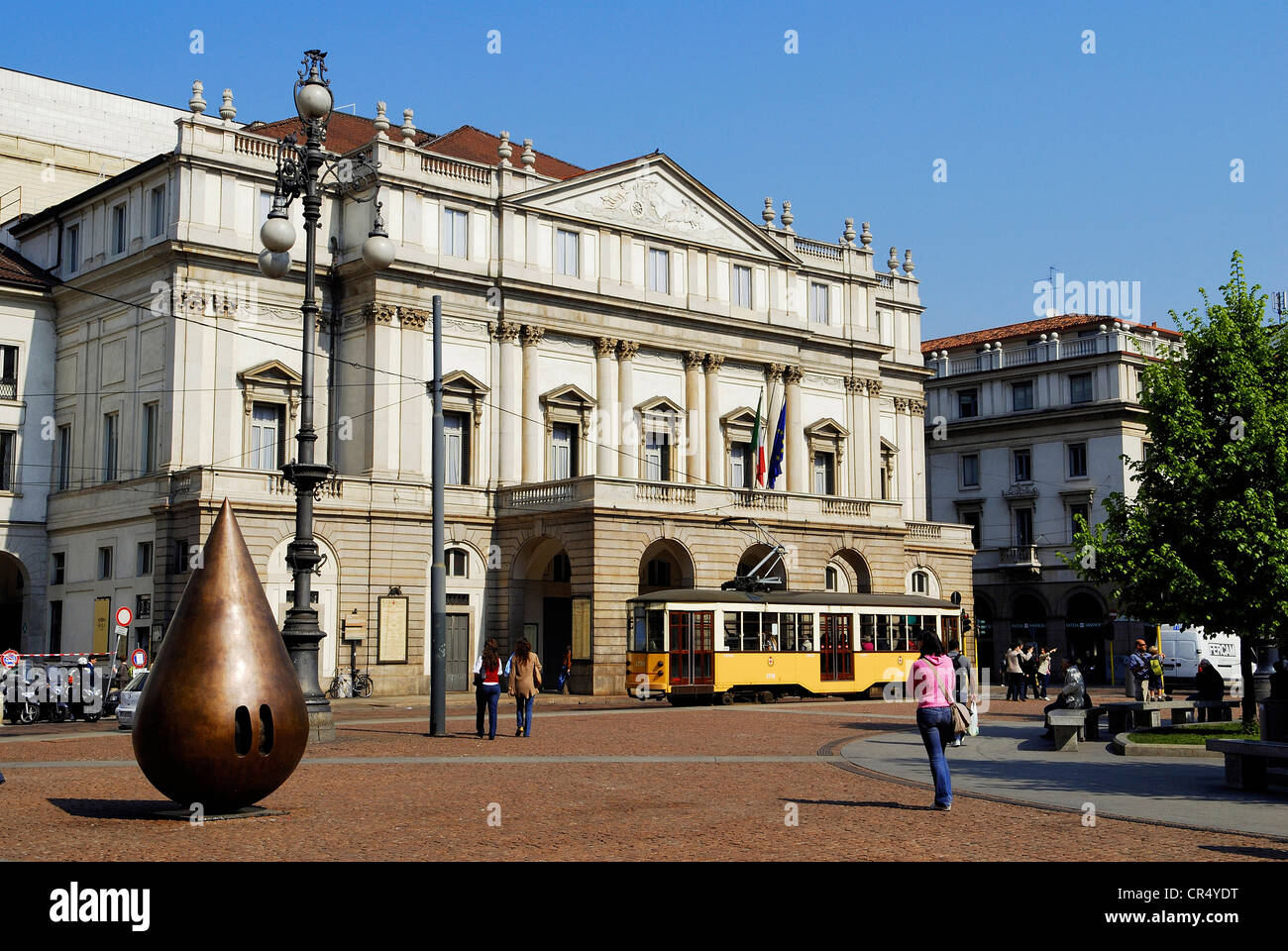 L'Italia, Lombardia, Milano, Piazza della Scala, in primo piano la scultura  di Igor Mitoraj e il Teatro La Scala in Foto stock - Alamy