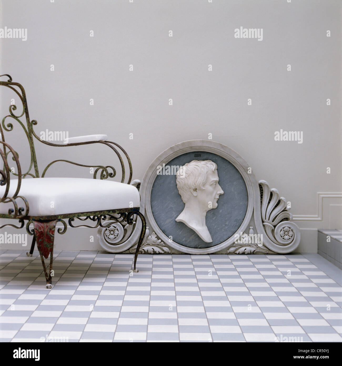 Xix secolo marmo scolpito rilievo e chequerboard piano Foto Stock