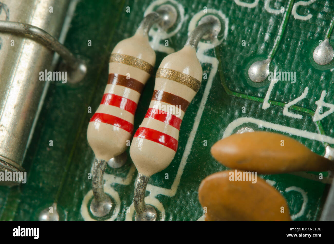 Componenti elettrici 220 ohm resistori sulla scheda a circuito stampato con condensatore con tecnologia a montaggio superficiale Foto Stock