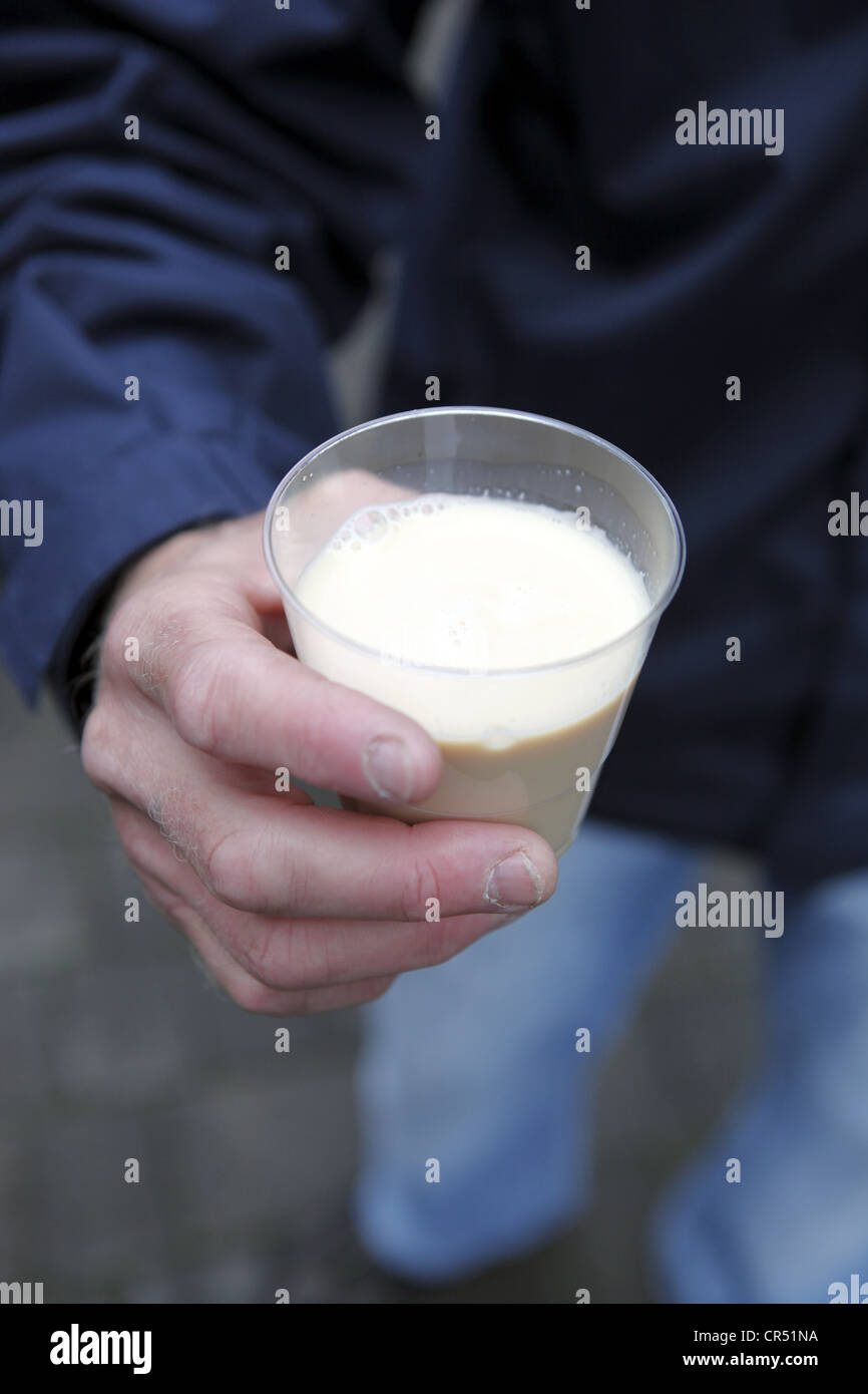 Patroni bere il rhum e il latte per la prima colazione presso il pub durante Hawick Common-Riding festival, nella città di confine di Hawick, Scozia Foto Stock