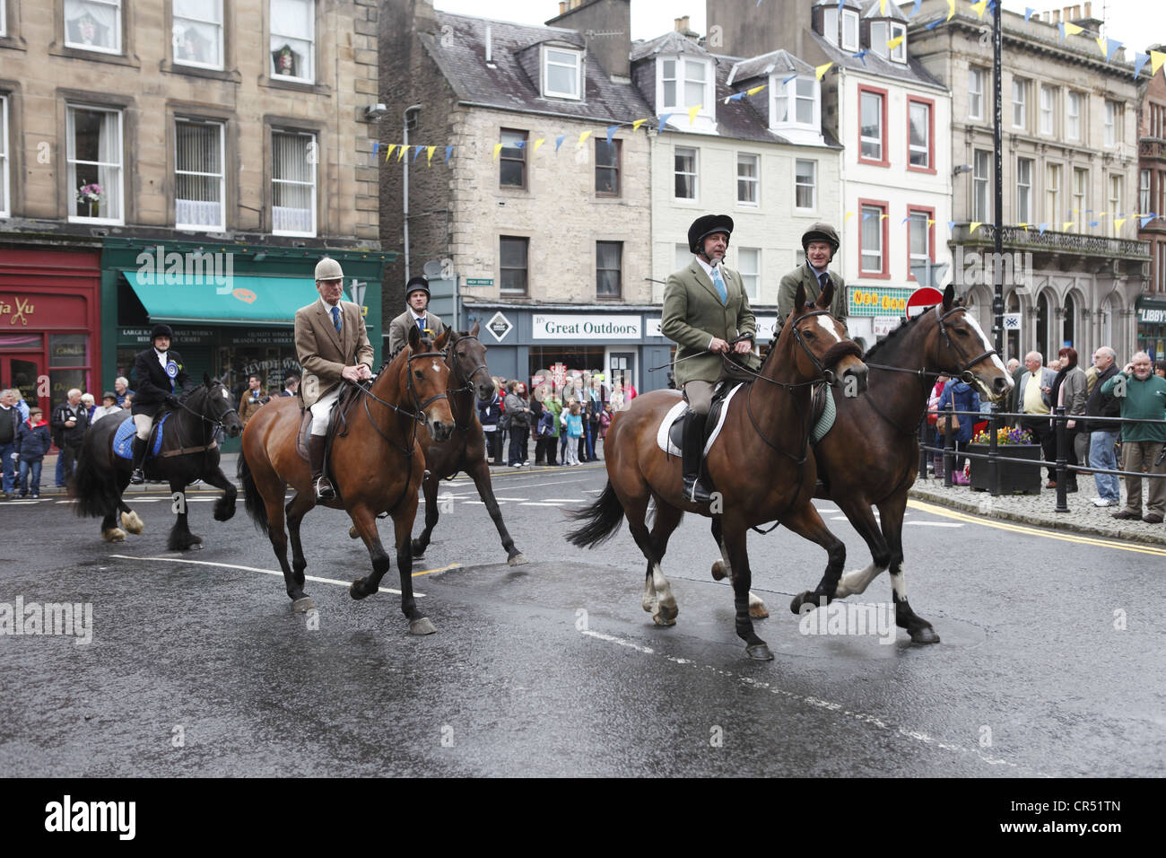 La Cornet i tifosi della corsa per Towerdykeside per l'inizio di Hawick Common-Riding processione nella città di confine, Scozia Foto Stock
