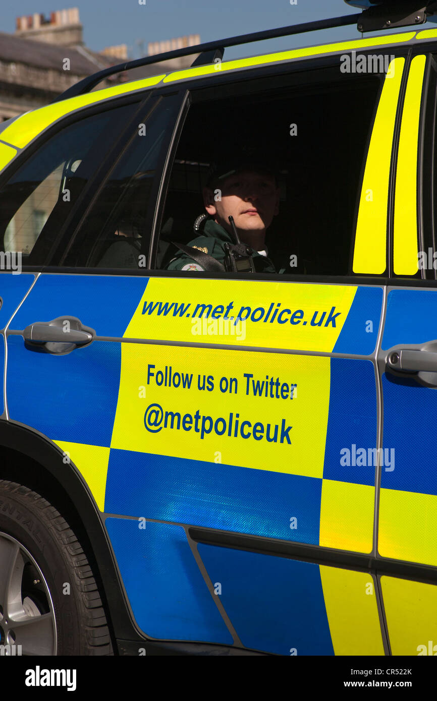 La Metropolitan Police di ufficiali e di automobili di fornire una scorta per il 2012 torcia olimpica quando esso passa attraverso la città di Bath. Foto Stock La Metropolitan Police di ufficiali e di automobili di fornire una scorta per il 2012 torcia olimpica quando esso passa attraverso la città di Bath. Foto Stock