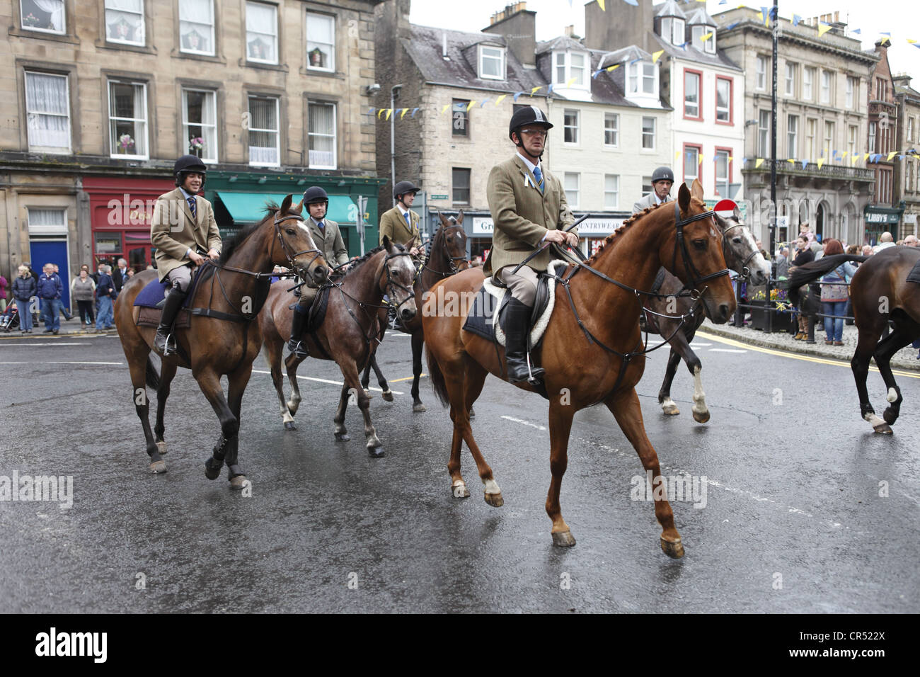 La Cornet i tifosi della corsa per Towerdykeside per l'inizio di Hawick Common-Riding processione nella città di confine, Scozia Foto Stock