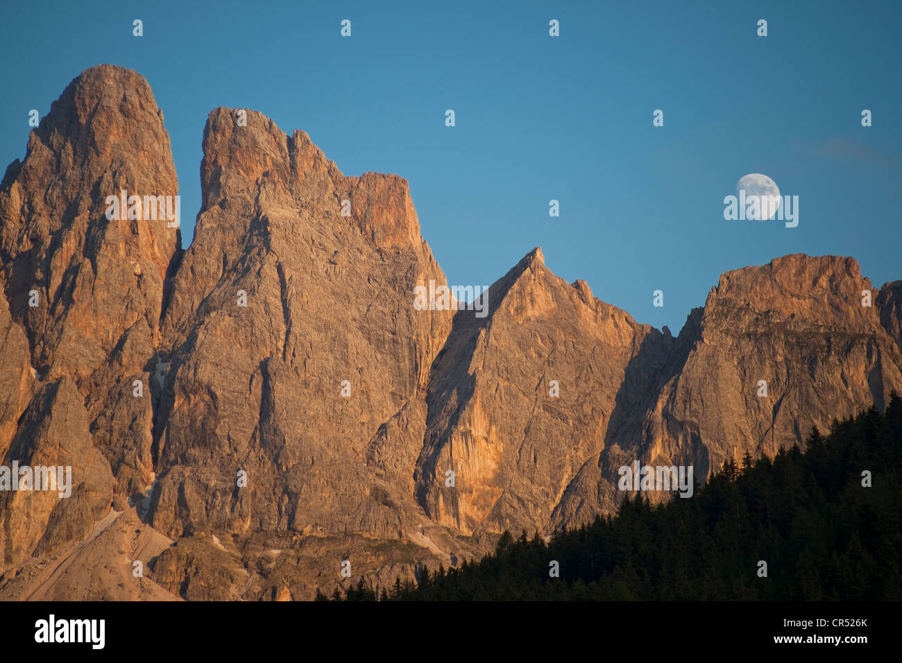 Ore del sorgere oltre il Geislerspitzen, Olde Odle nelle Dolomiti, Alto Adige, Italia, Europa Foto Stock