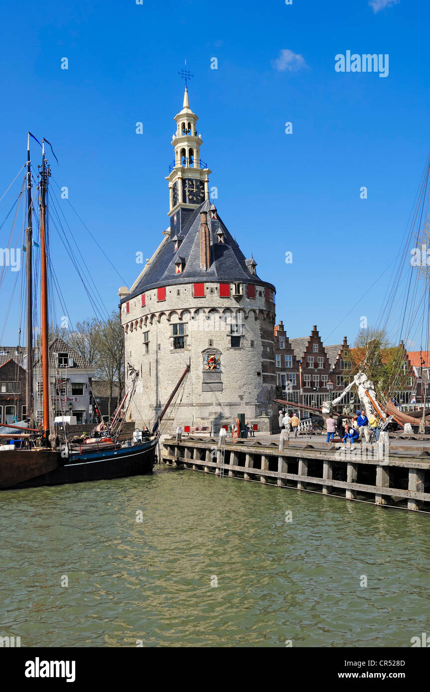 Hoofdtoren torre e le navi nel porto, Hoorn, Olanda Settentrionale, Olanda, Paesi Bassi, Europa Foto Stock