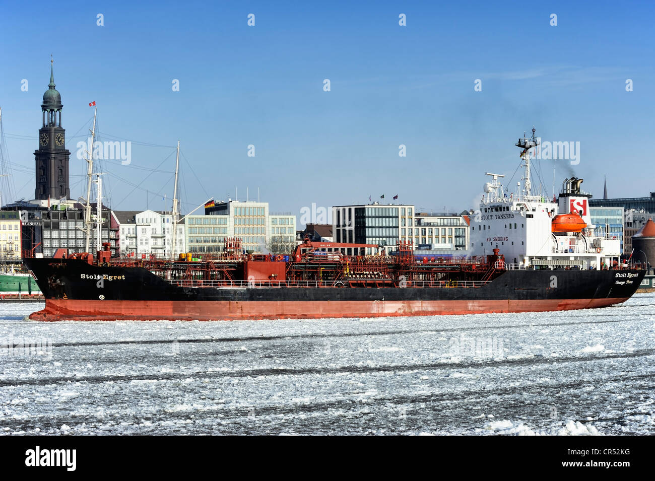 Stolt Garzetta chimichiera in invernale porto di Amburgo, Germania, Europa Foto Stock