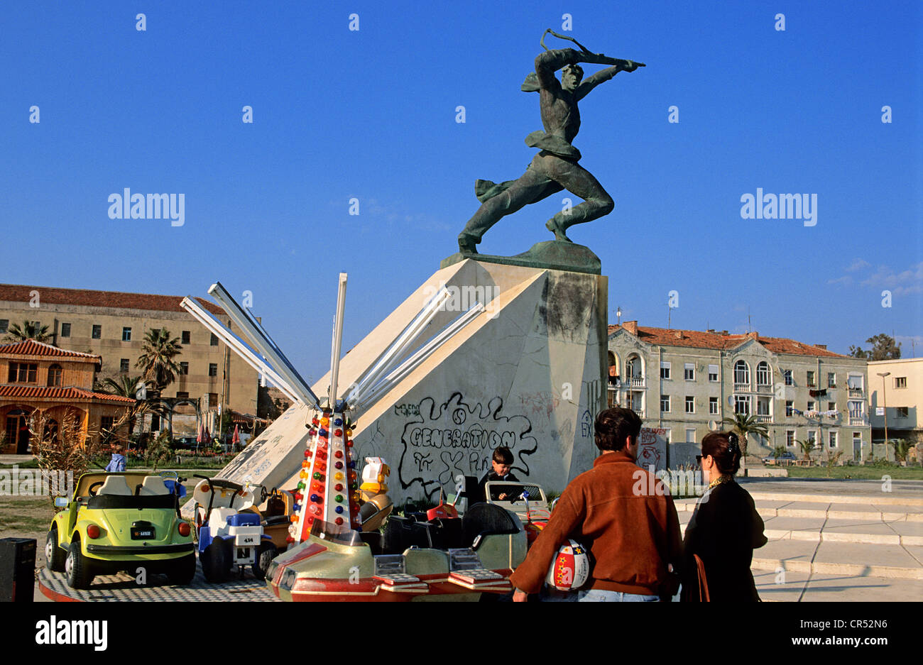L'Albania, Durazzo, una giostra e un monumento commemorativo contro il fascismo sul mare Foto Stock