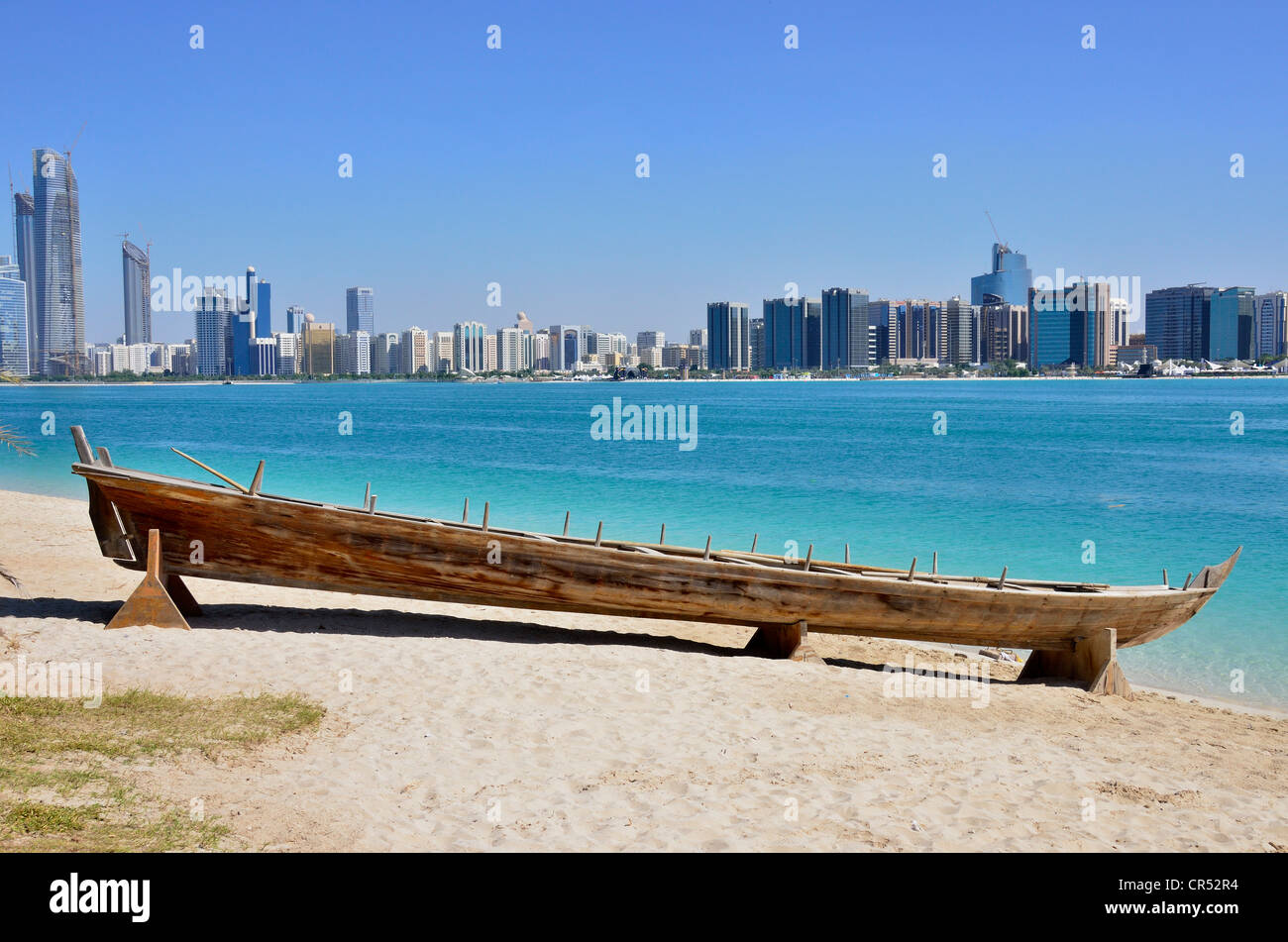 La barca di legno presso il Villaggio del Patrimonio Culturale, di fronte alla Abu Dhabi skyline, Emirati arabi uniti, Penisola Arabica, Asia Foto Stock