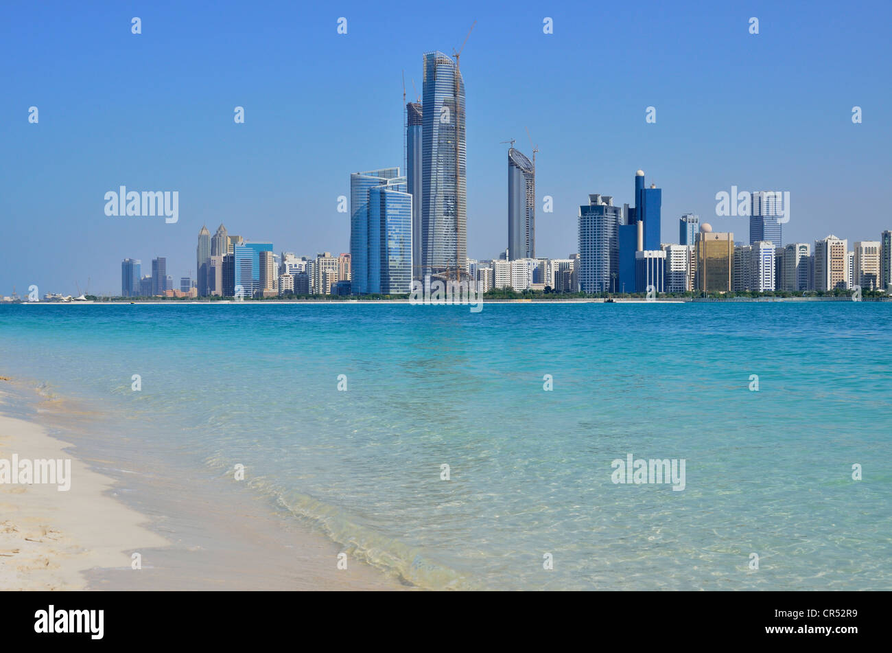 Vista di Abu Dhabi skyline dal Villaggio del Patrimonio Culturale, Abu Dhabi, Emirati arabi uniti, Penisola Arabica, Asia Foto Stock