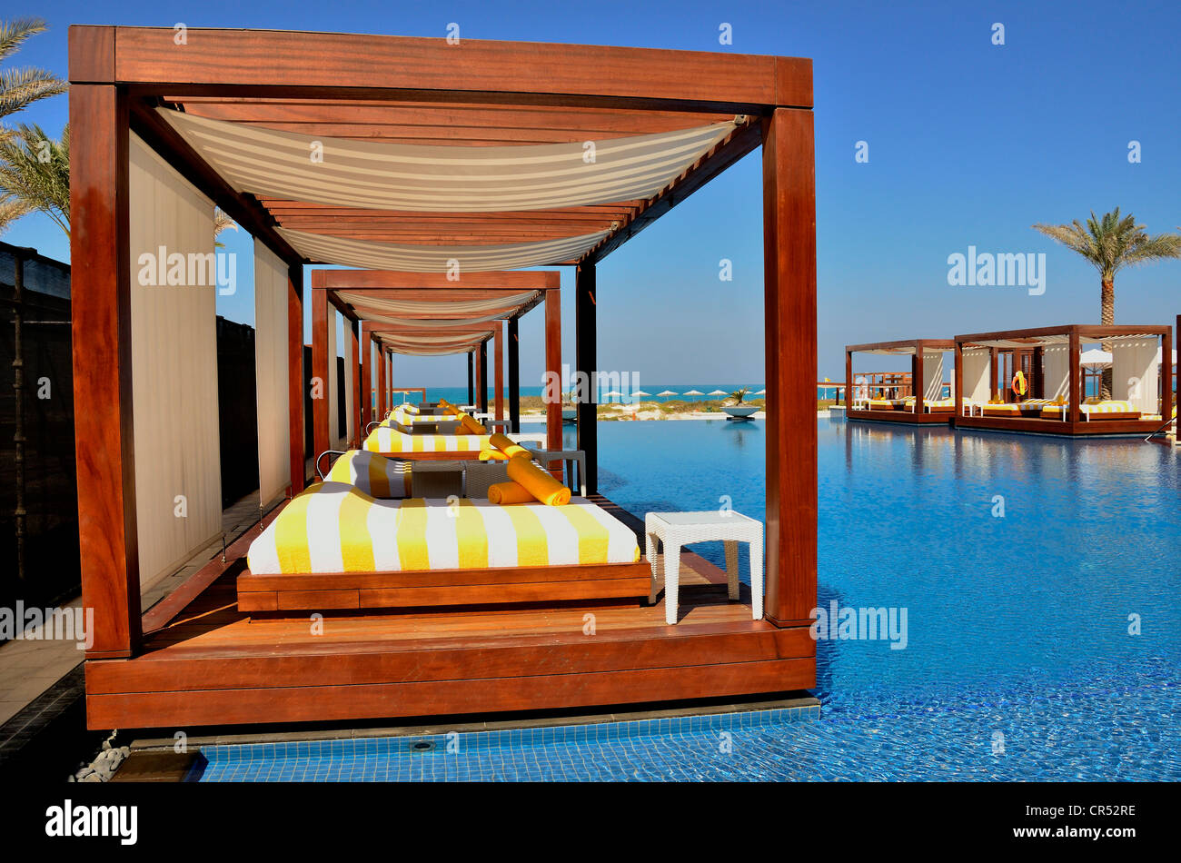 Piscina del Monte Carlo Beach Club Saadiyat Island, Abu Dhabi, Emirati arabi uniti, Penisola Arabica, Asia Foto Stock