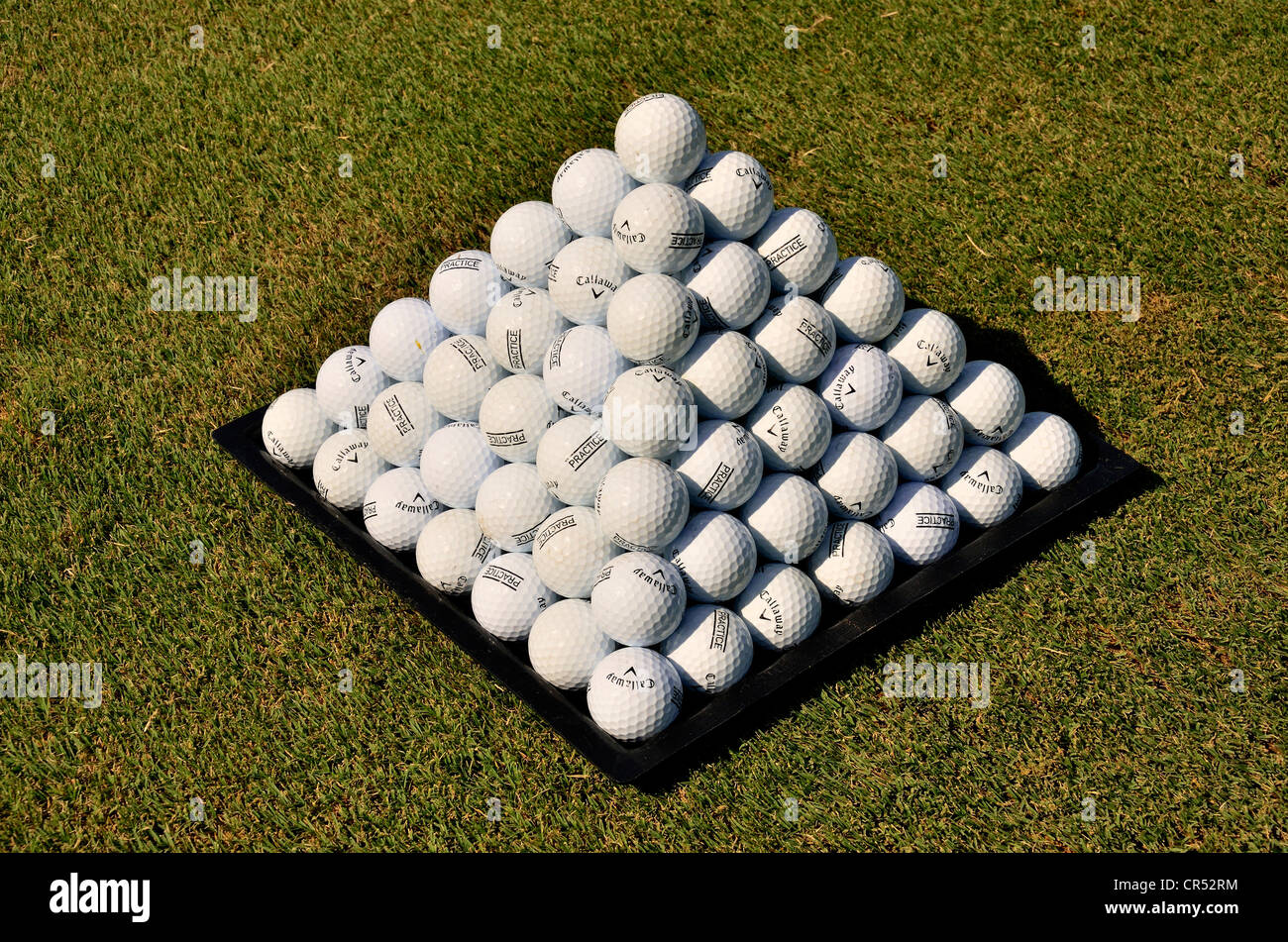 Impilati a piramide palline da golf nel Saadiyat Beach Golf Club su Saadiyat Island, Abu Dhabi, Emirati Arabi Uniti Foto Stock