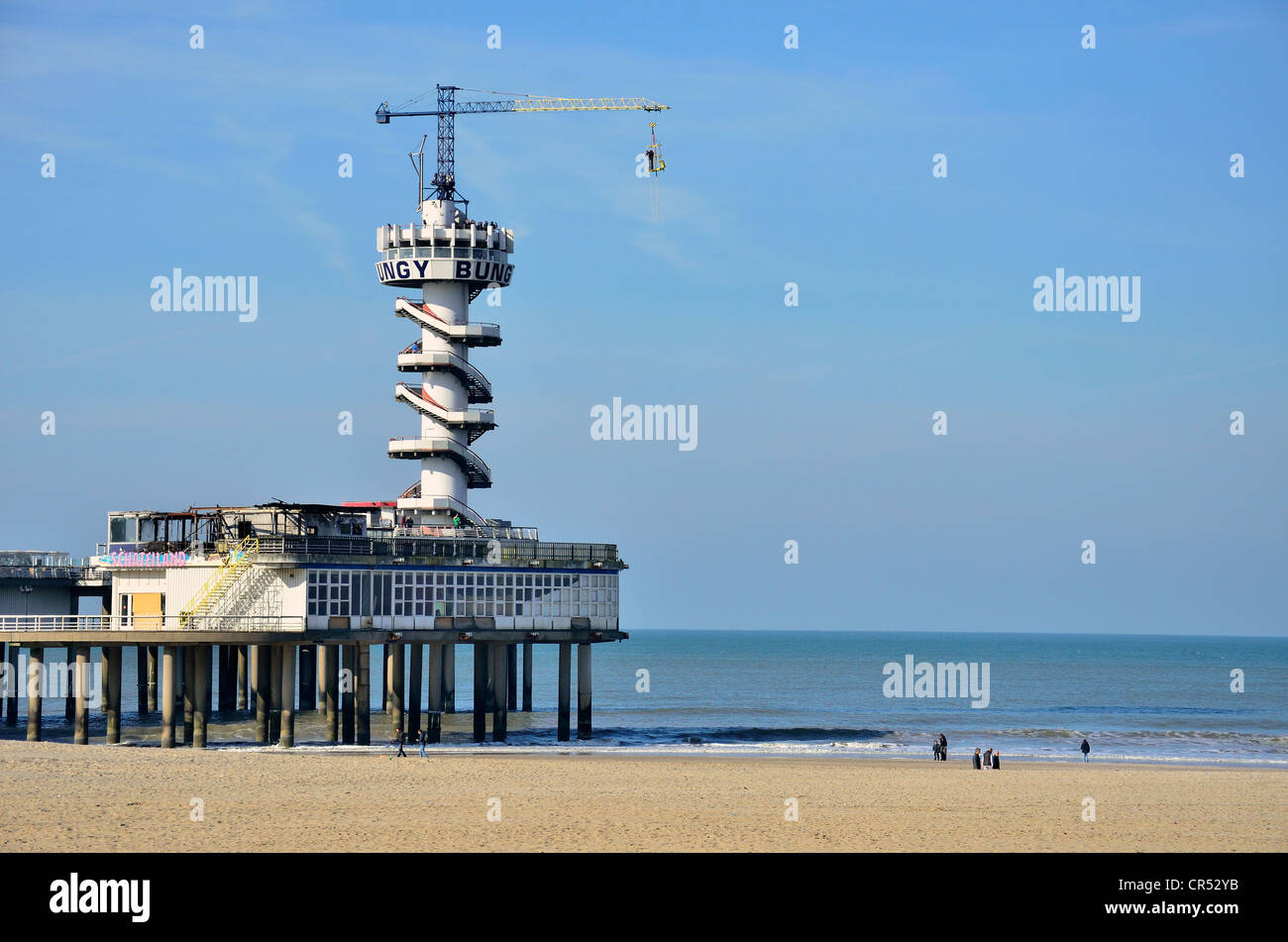 Pontile con bungee torre su una spiaggia sul Mare del Nord, a Scheveningen, Holland, Paesi Bassi, Europa Foto Stock