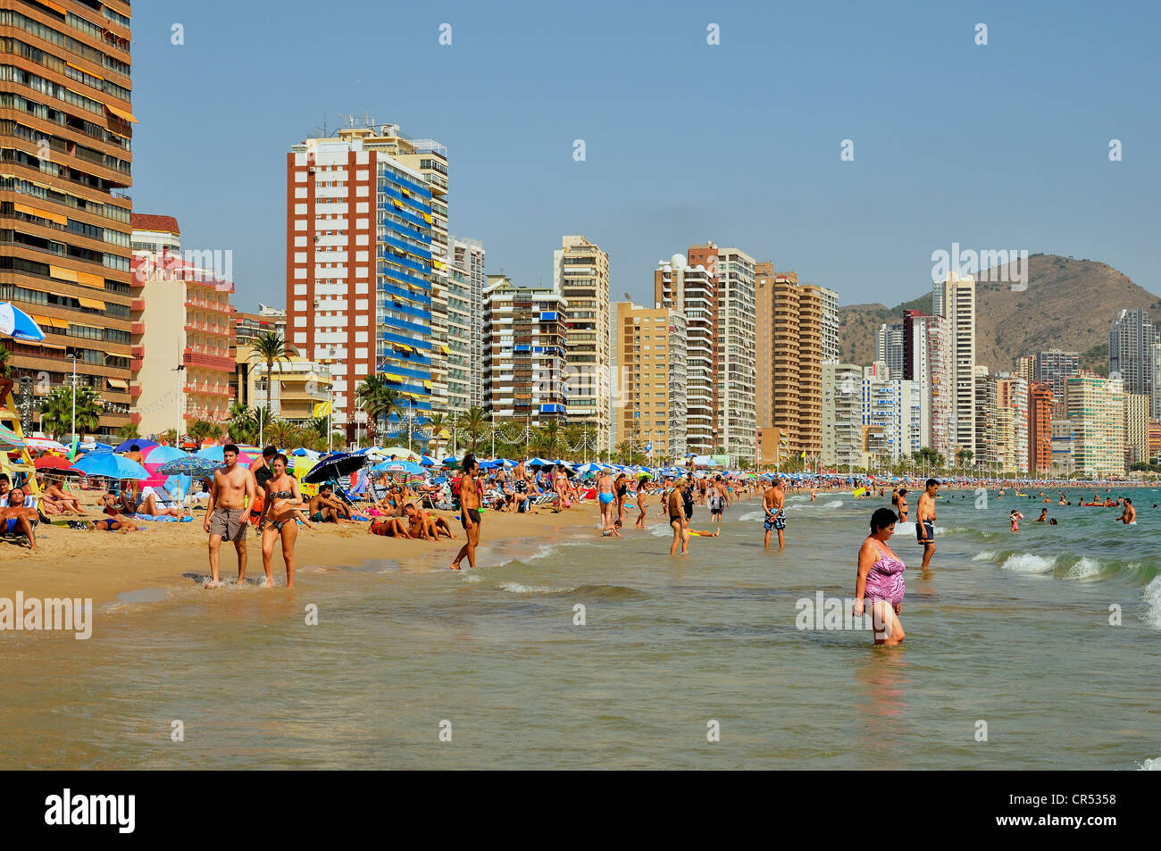 Edifici ad alta e bagnanti su Playa Levante Beach, il turismo di massa, Benidorm, Costa Blanca, Spagna, Europa Foto Stock