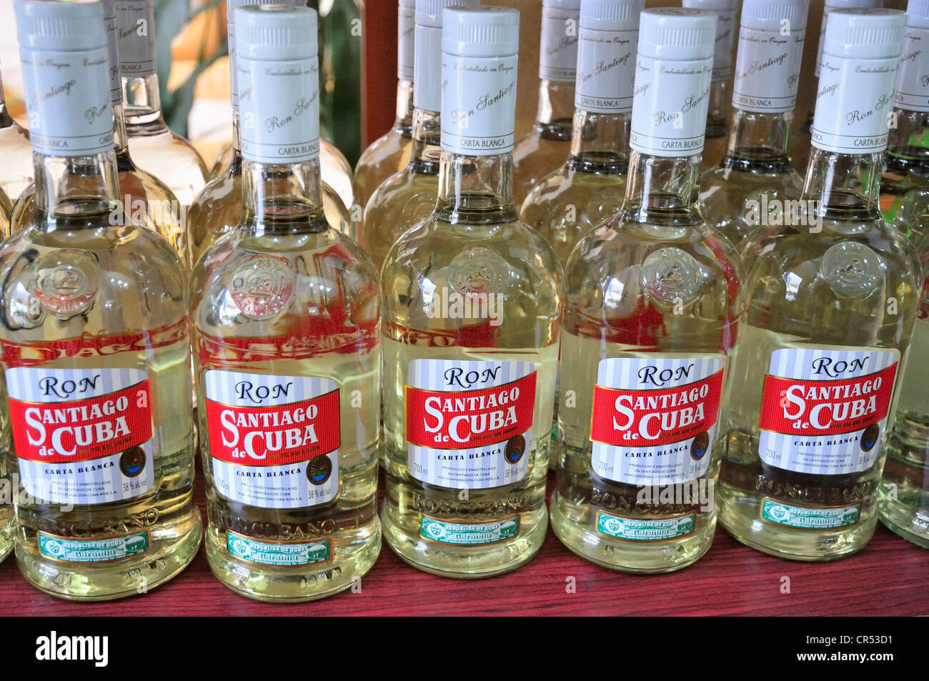 Bottiglie di rum cubano in un negozio in Santiago de Cuba, Cuba, dei Caraibi Foto Stock