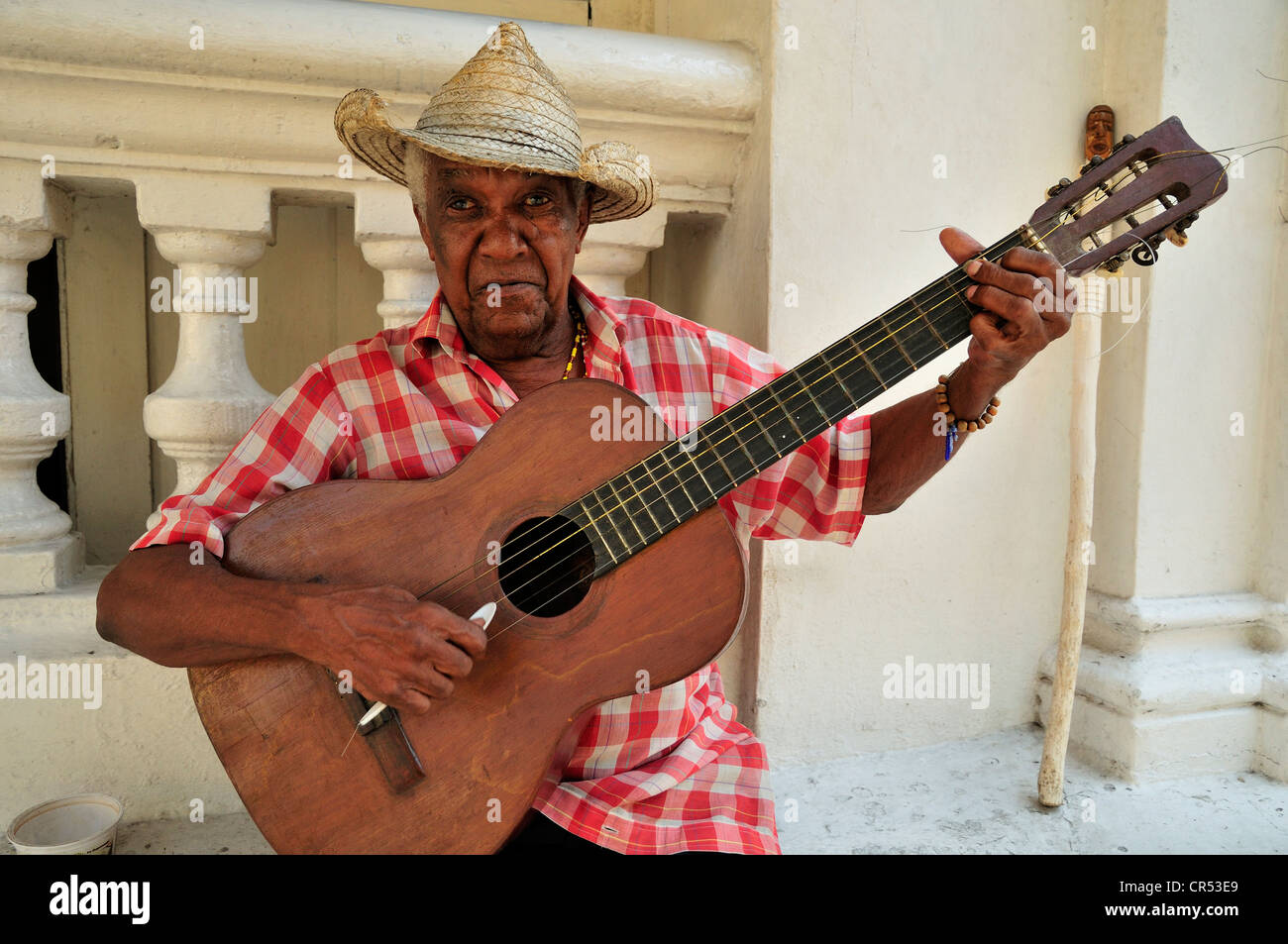 Musicista di strada, busker, chitarrista, Santiago de Cuba, Cuba, dei Caraibi Foto Stock