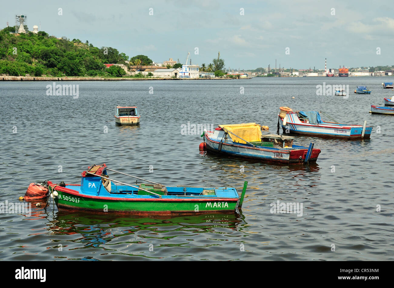 Barche da pesca sul Malecon esplanade a l'Avana, Cuba, Caraibi Foto Stock