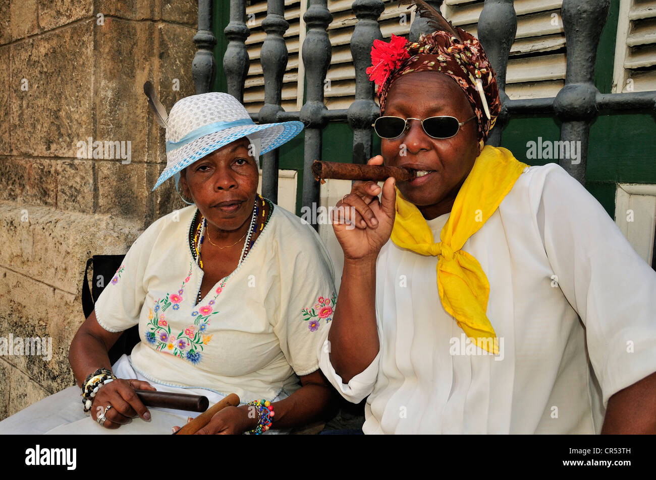 Donne cubane con i sigari a l'Avana Vecchia, Habana Vieja, Havana, Cuba, Caraibi Foto Stock