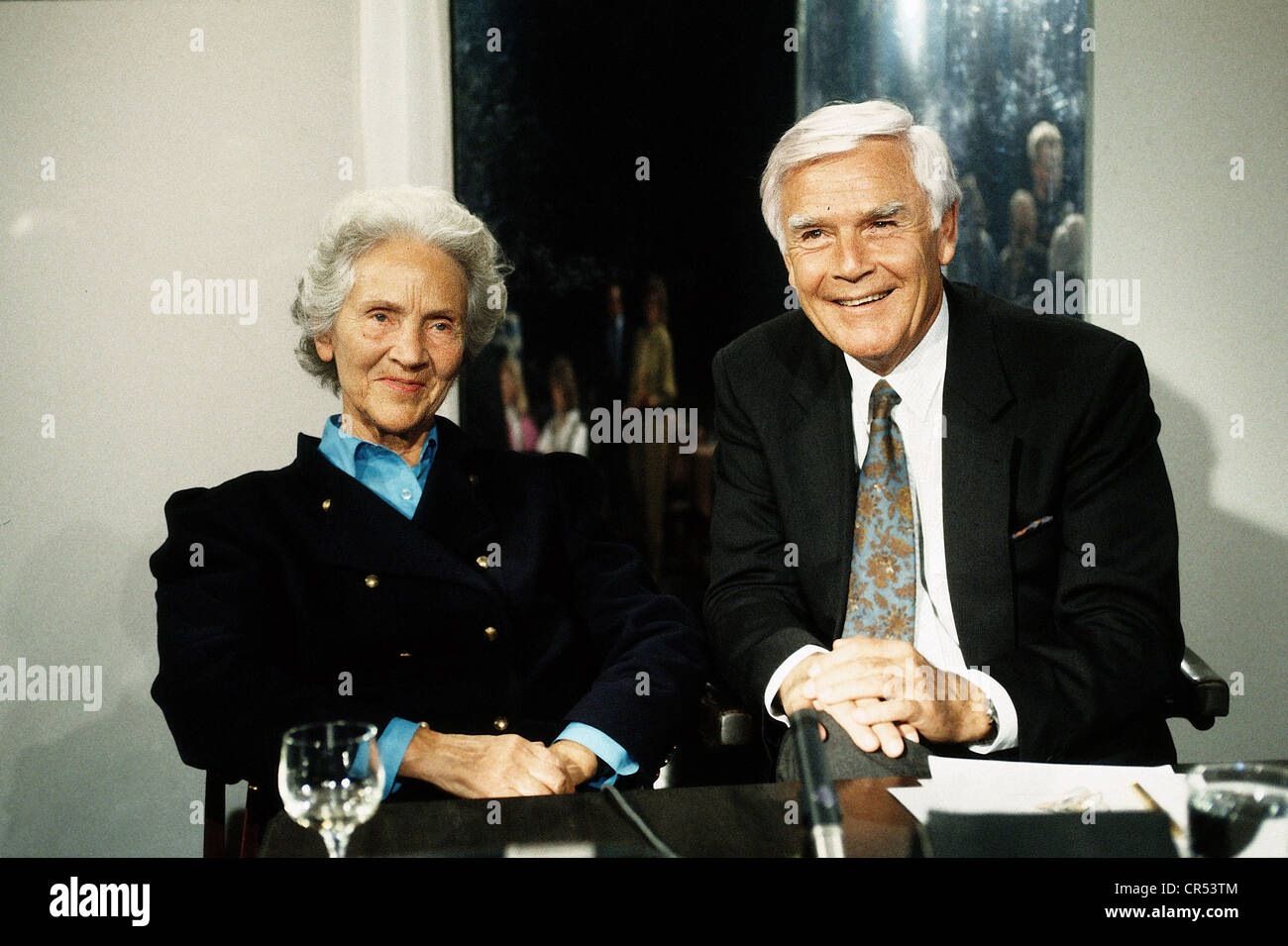 Doenhoff, Marion Graefin, 2.12.1909 - 11.3.2002, giornalista tedesco, pubblicista, di mezza lunghezza, con Joachim Fuchsberger, durante uno spettacolo televisivo, Bayerischer Rundfunk, 1990, Foto Stock