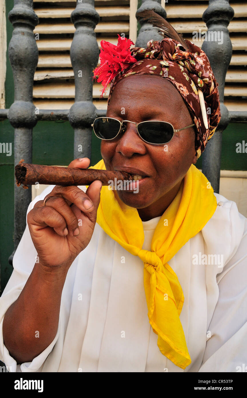 Donna cubana con un sigaro in Avana Vecchia, Habana Vieja, Havana, Cuba, Caraibi Foto Stock