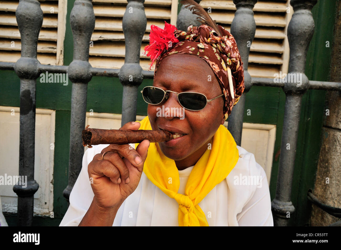 Donna cubana con un sigaro in Avana Vecchia, Habana Vieja, Havana, Cuba, Caraibi Foto Stock