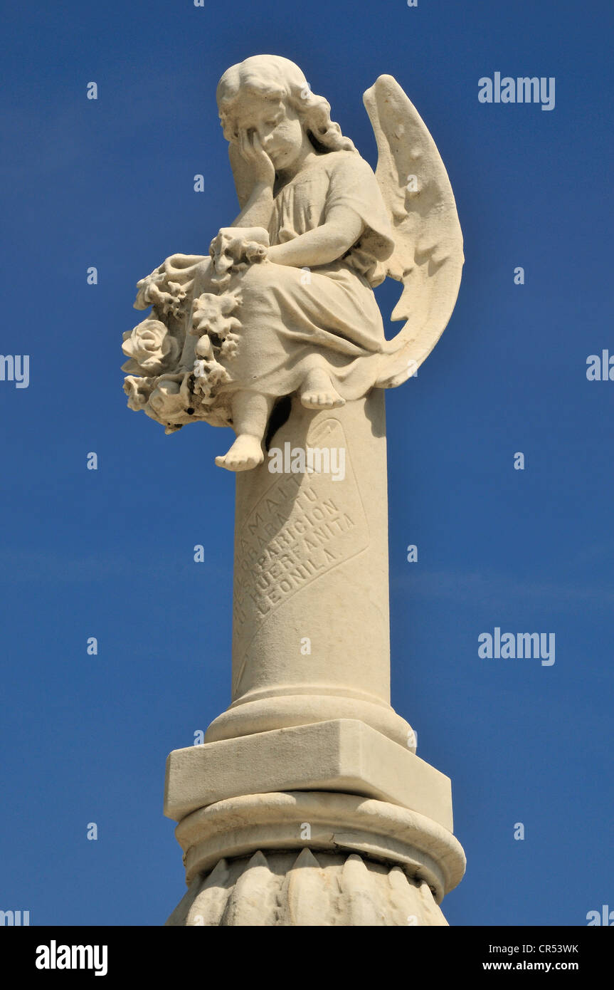 Statua di un angelo su una delle tombe monumentali, cimitero di Colon, Cementerio Cristóbal Colón, chiamato dopo Cristoforo Colombo Foto Stock