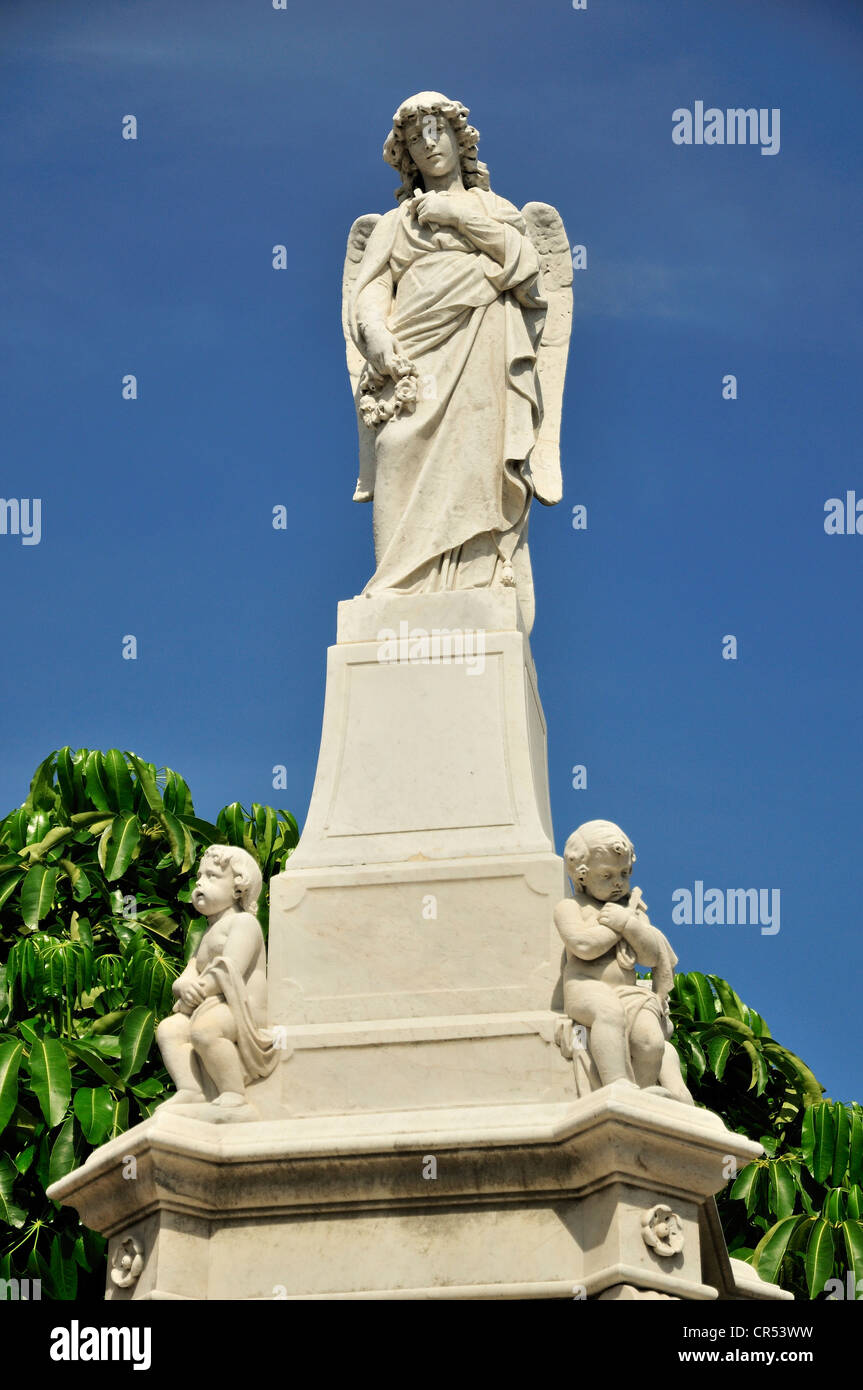 Statua di un angelo su una delle tombe monumentali, cimitero di Colon, Cementerio Cristóbal Colón, chiamato dopo Cristoforo Colombo Foto Stock