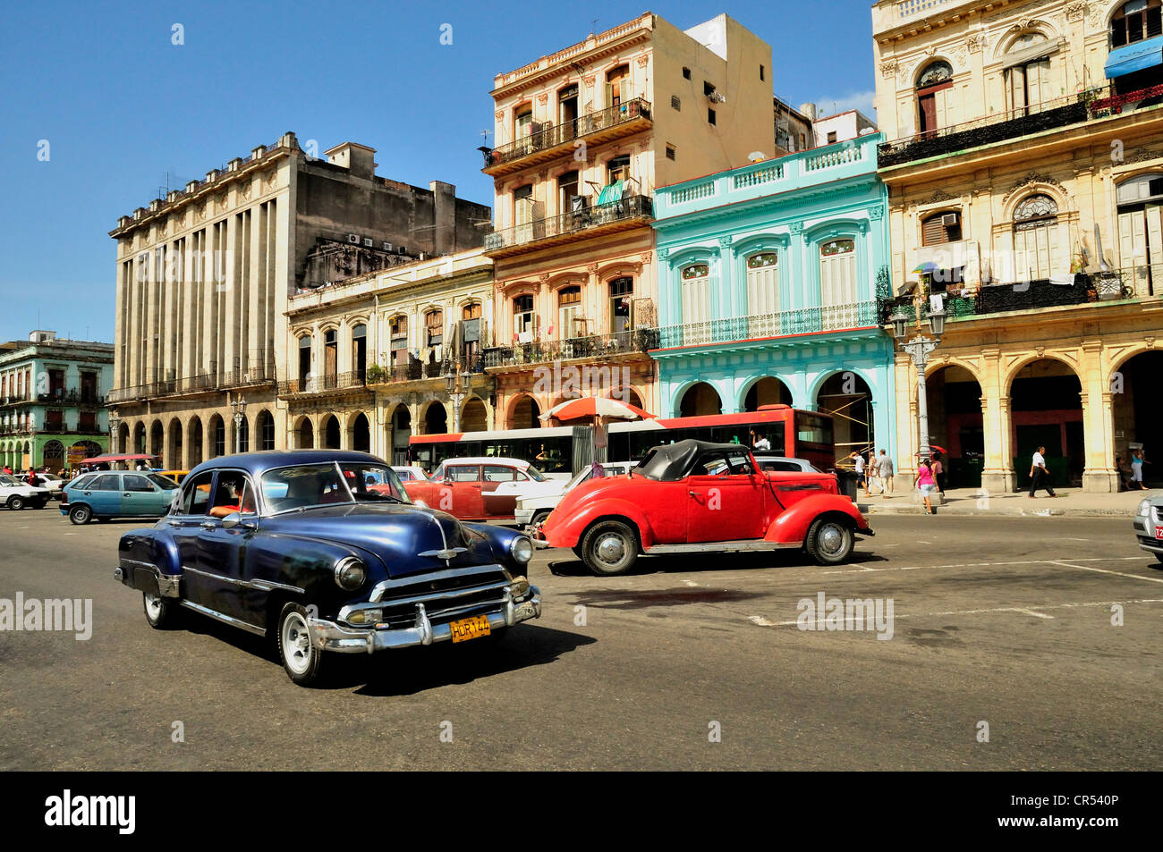 Auto d'epoca, di fronte agli edifici con facciate colorate, Habana Vieja, l'Avana Vecchia Havana, Cuba, Caraibi Foto Stock