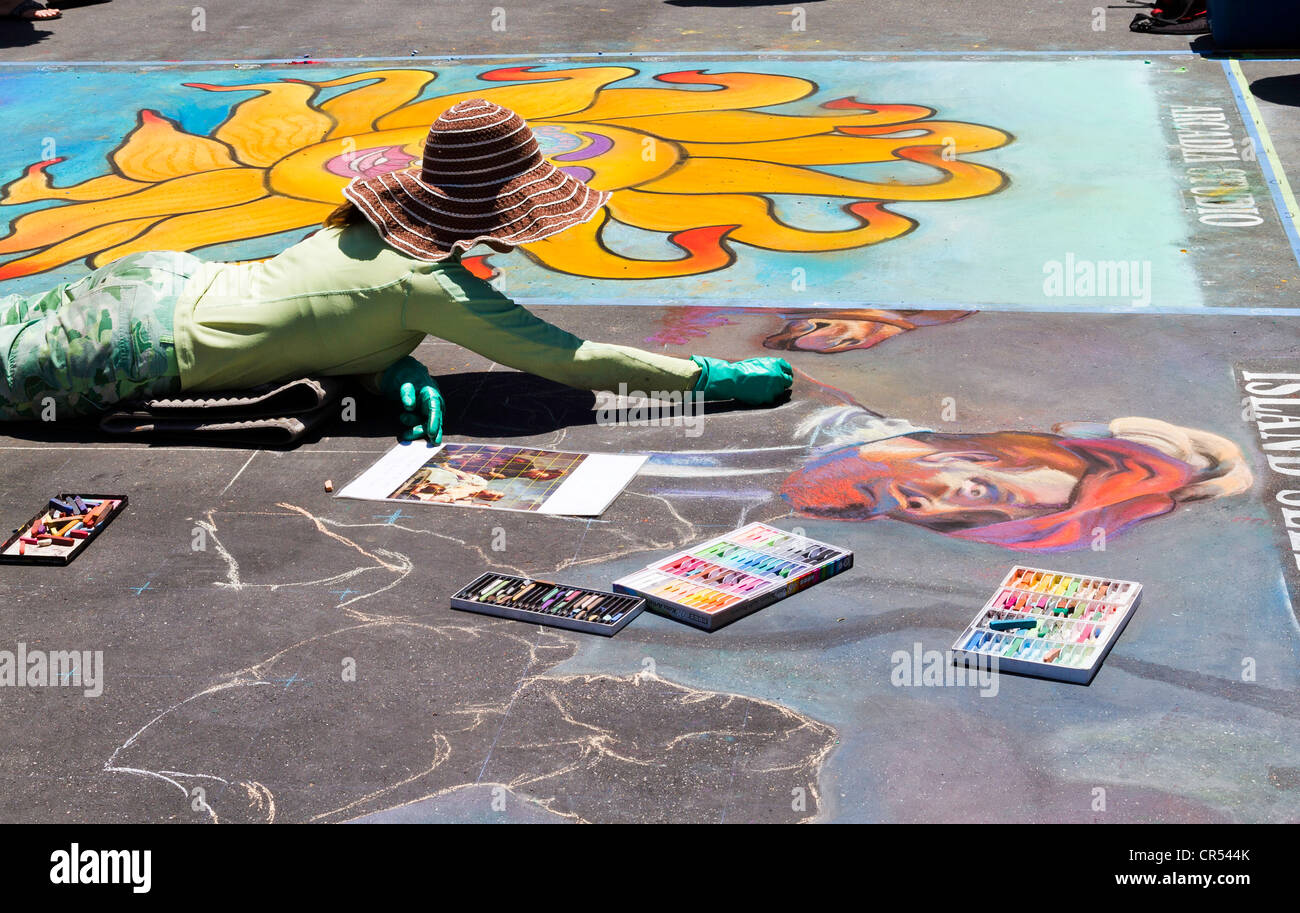 Artista facendo chalk disegno sul marciapiede in "Santa Barbara" California Foto Stock