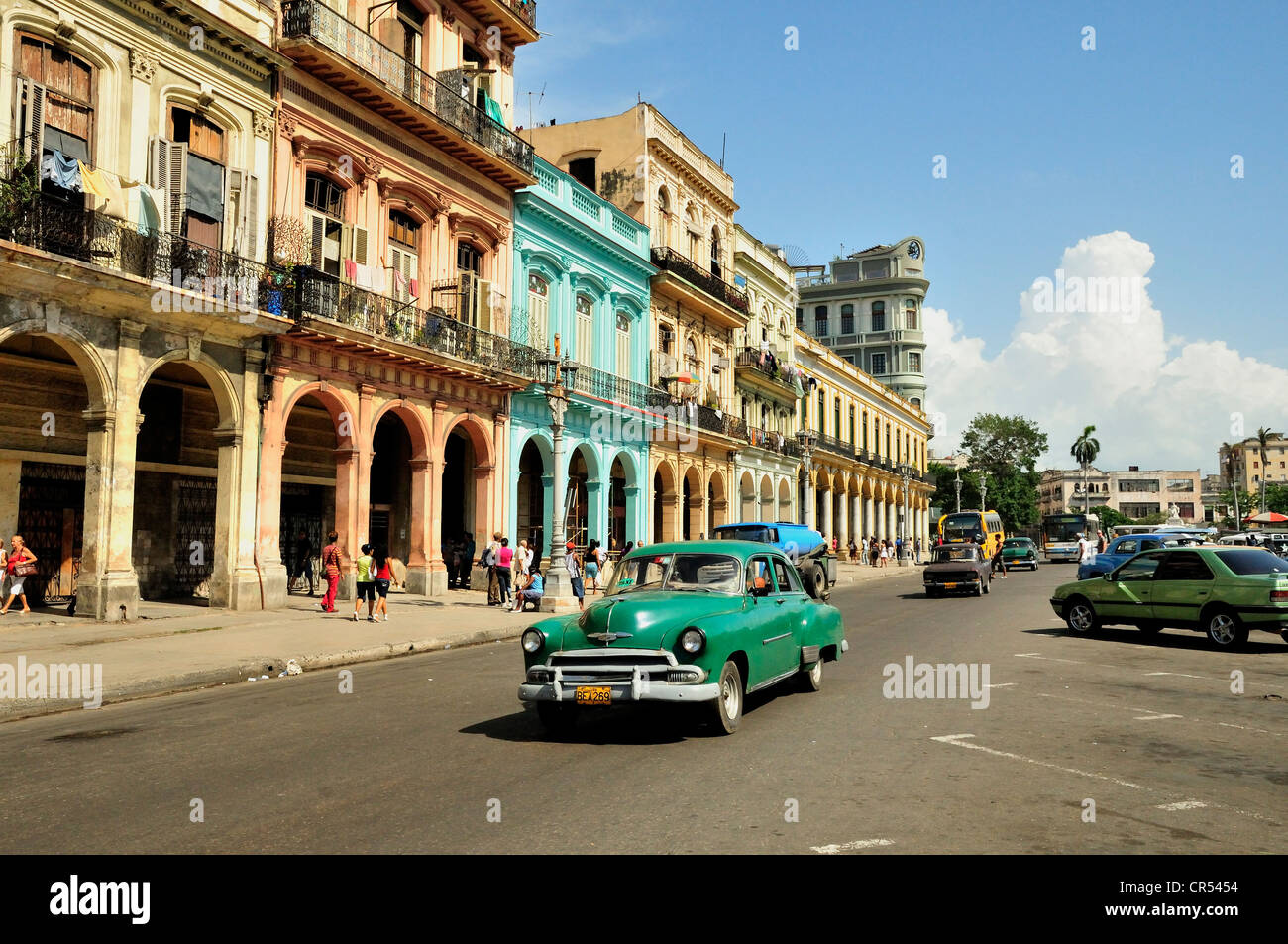 Auto d'epoca, di fronte agli edifici con facciate colorate, Habana Vieja, l'Avana Vecchia Havana, Cuba, Caraibi Foto Stock