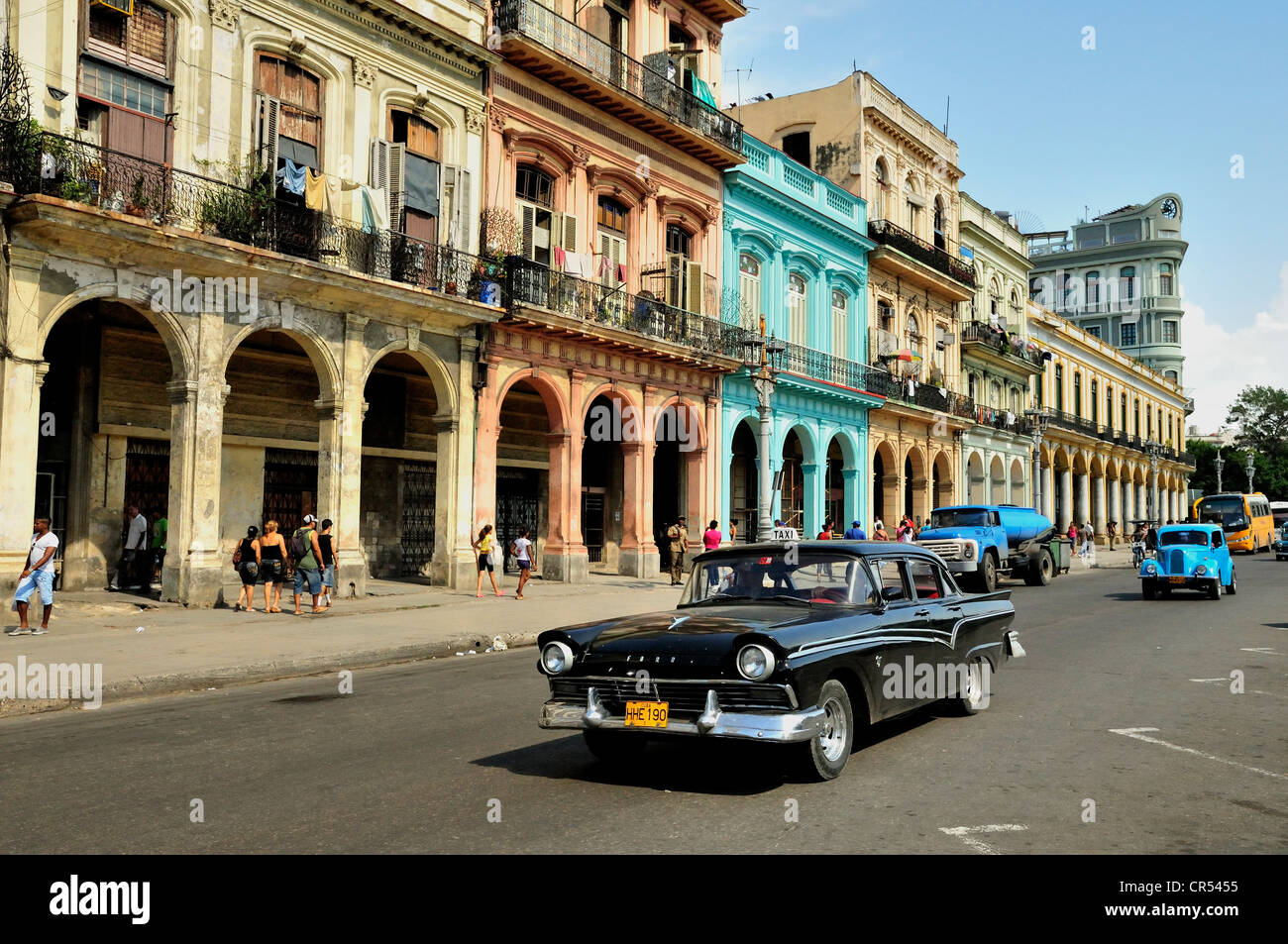 Auto d'epoca, di fronte agli edifici con facciate colorate, Habana Vieja, l'Avana Vecchia Havana, Cuba, Caraibi Foto Stock